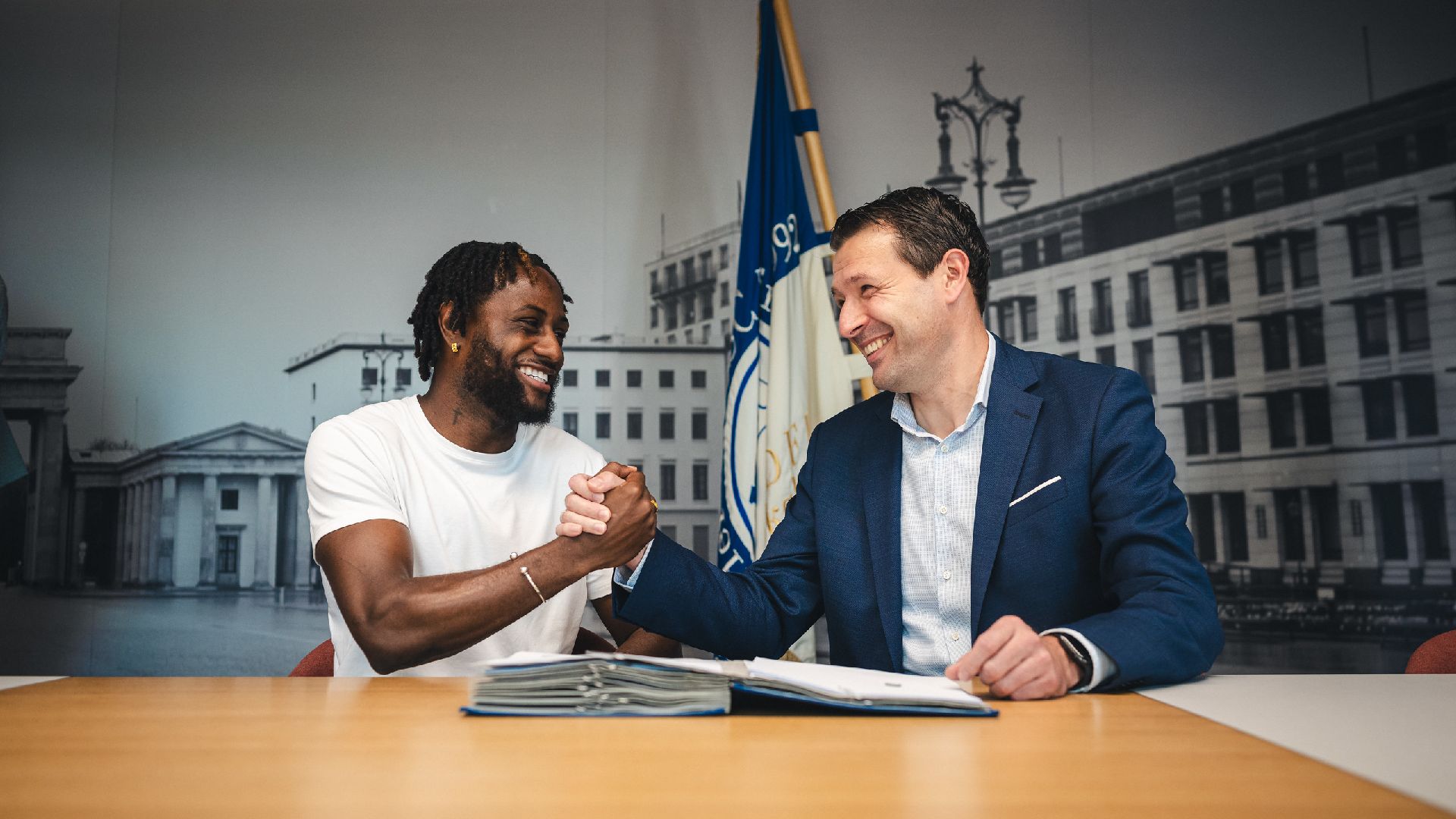 Deyo Zeefuik and Benjamin Weber shake hands.