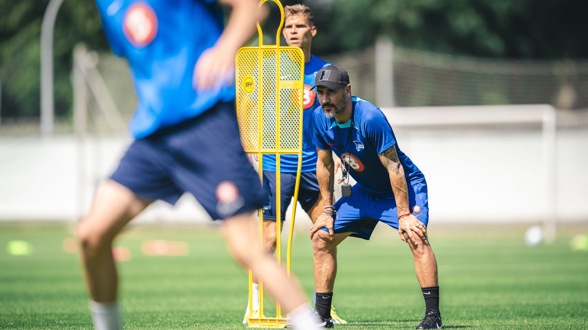 Cristian Fiél beobachtet seine Schützlinge auf dem Trainingsplatz.