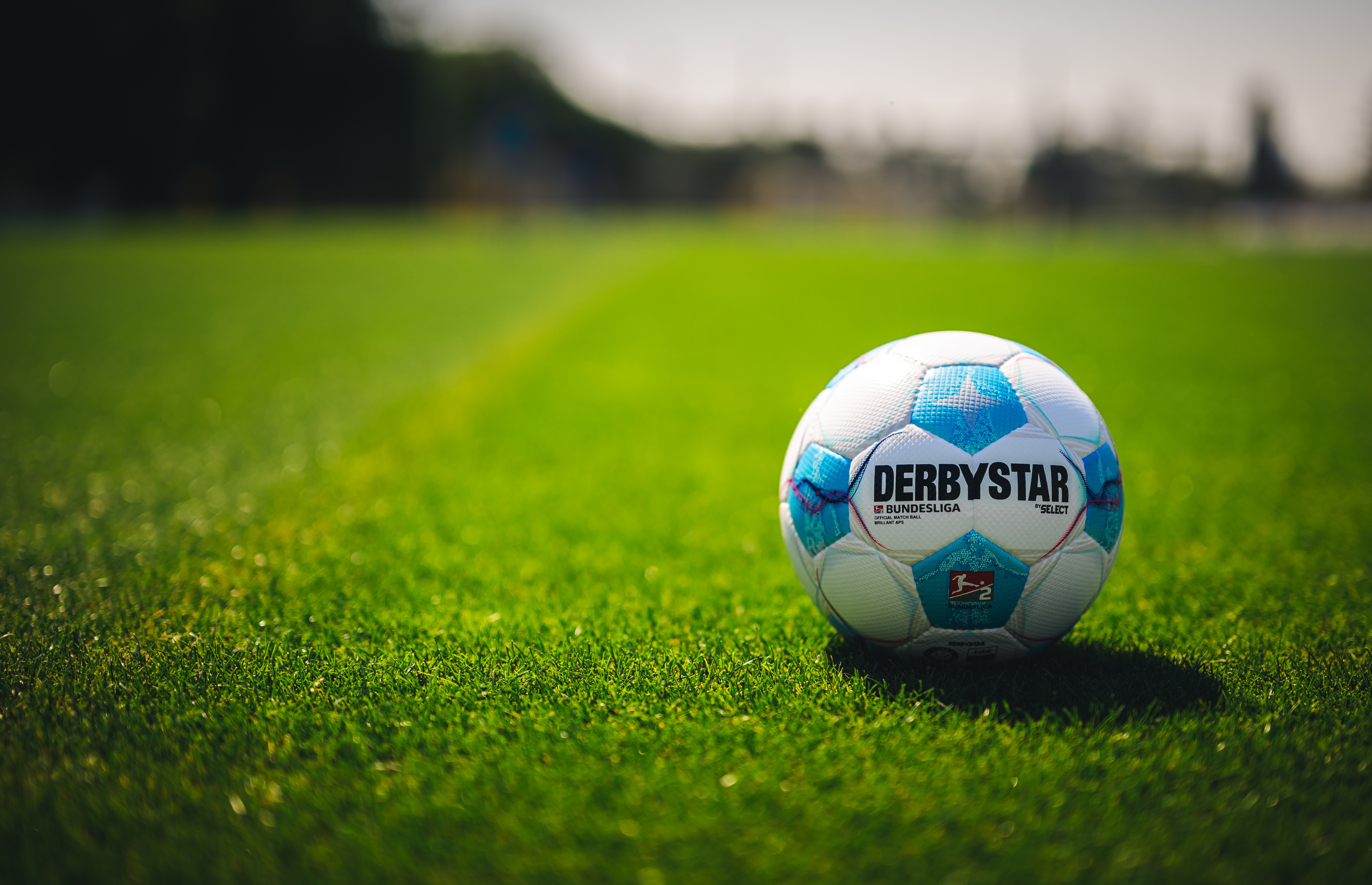 Der Spielball der 2. Bundesliga auf dem Rasen.