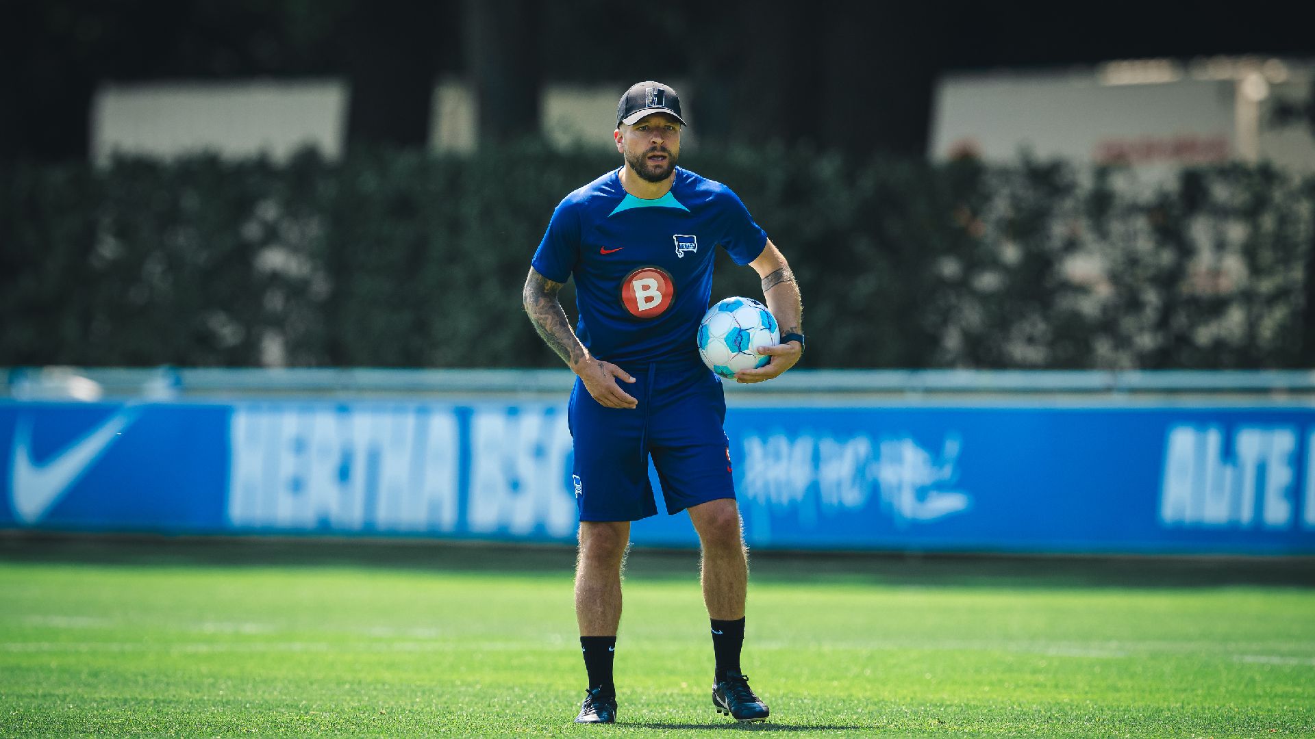 Patrick Ebert steht auf dem Trainingsplatz.