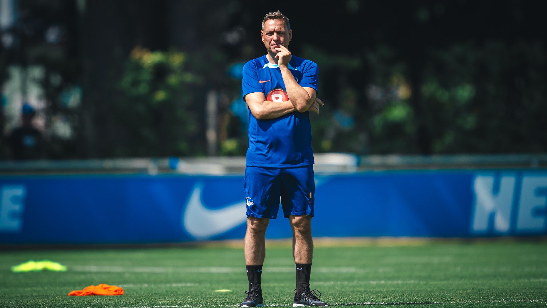 Dirk Kunert steht auf dem Trainingsplatz.