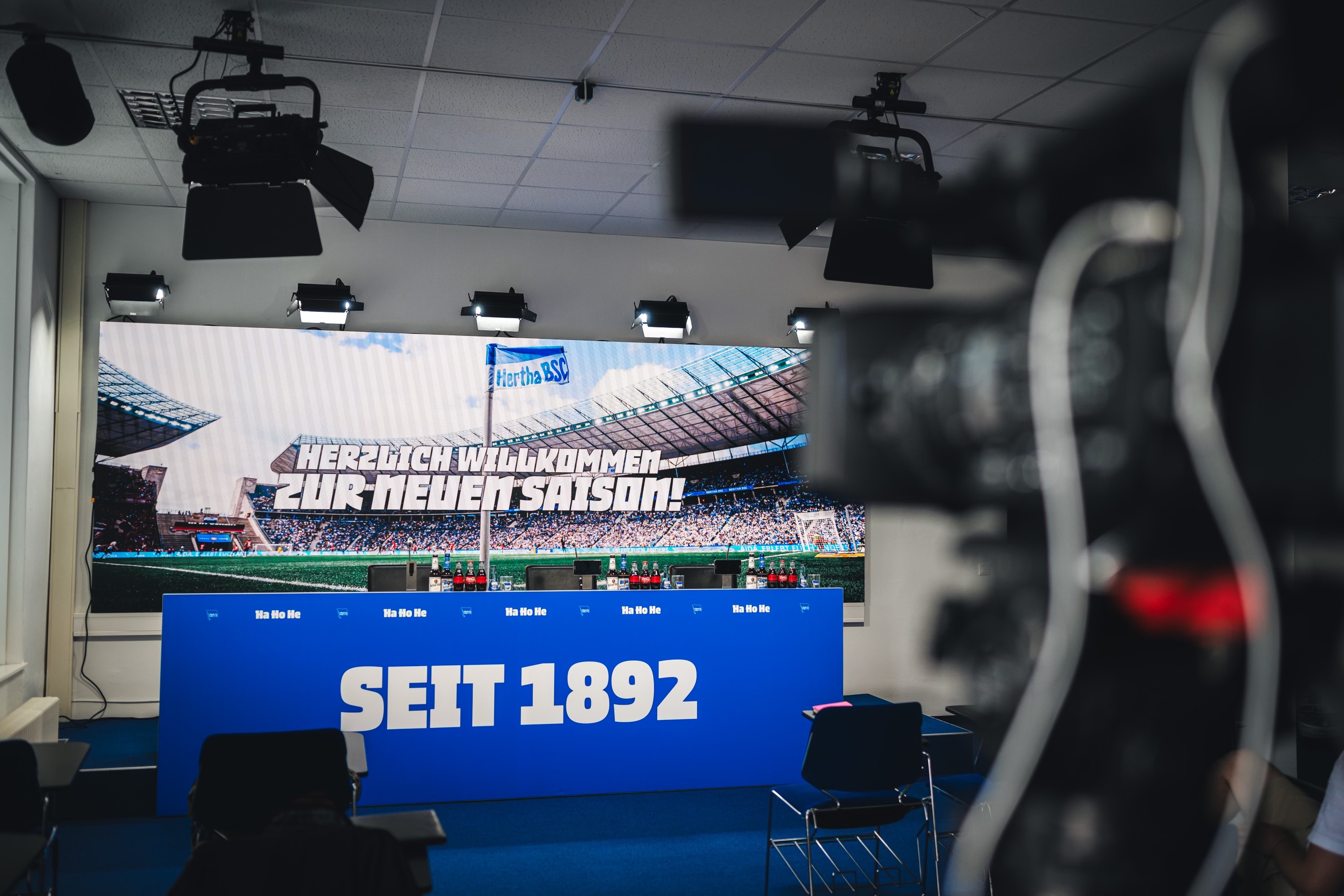 Das Podium im Medienraum von Hertha BSC