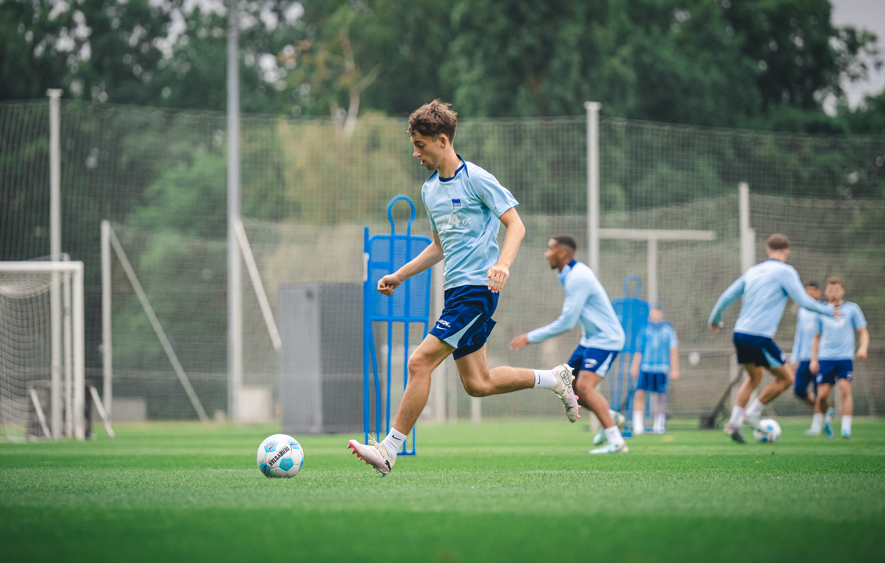 Tim Hoffmann spielt im Training einen Pass.