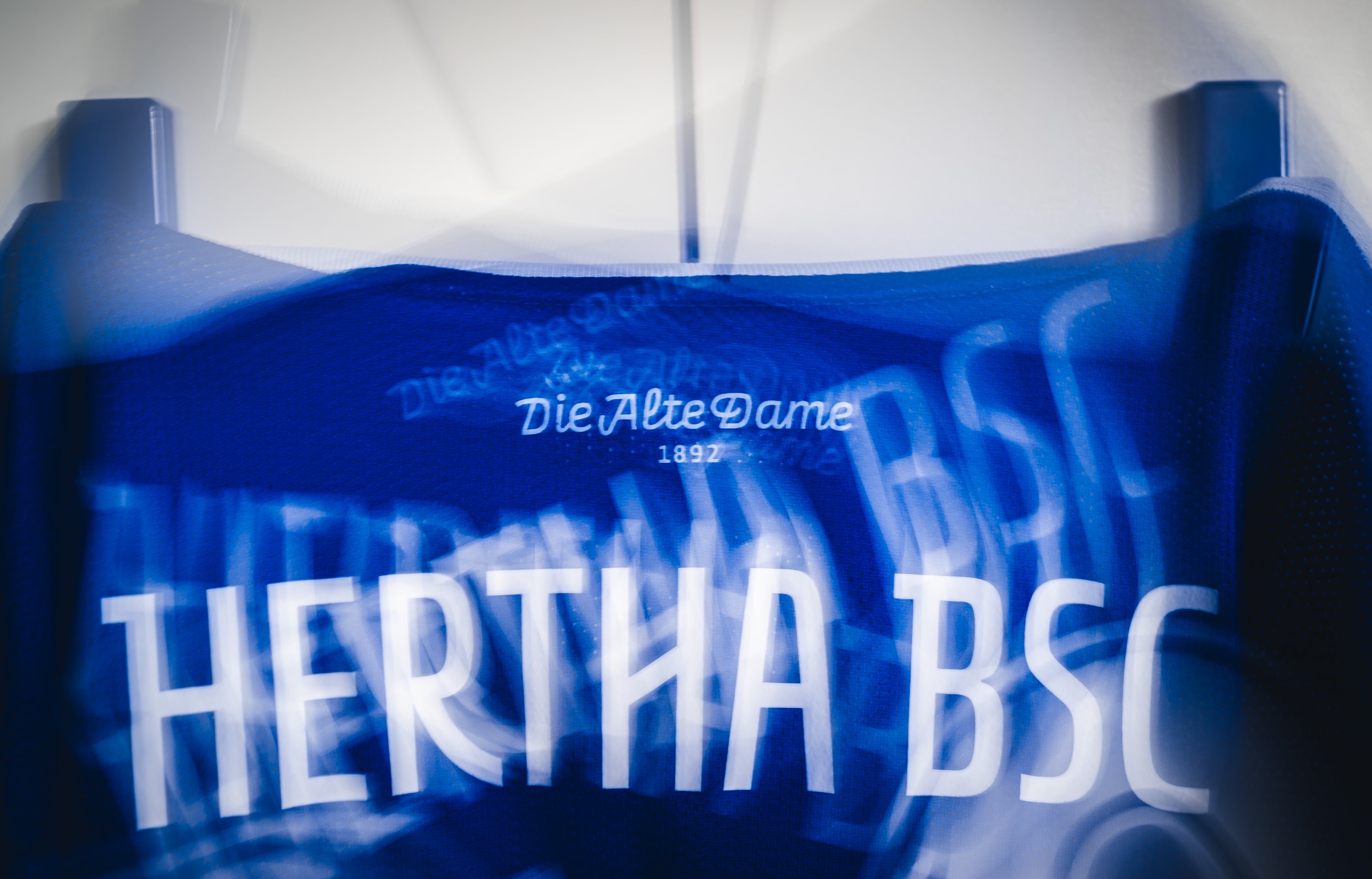 Schriftzug Alte Dame auf dem Hertha-Trikot 2024/25.