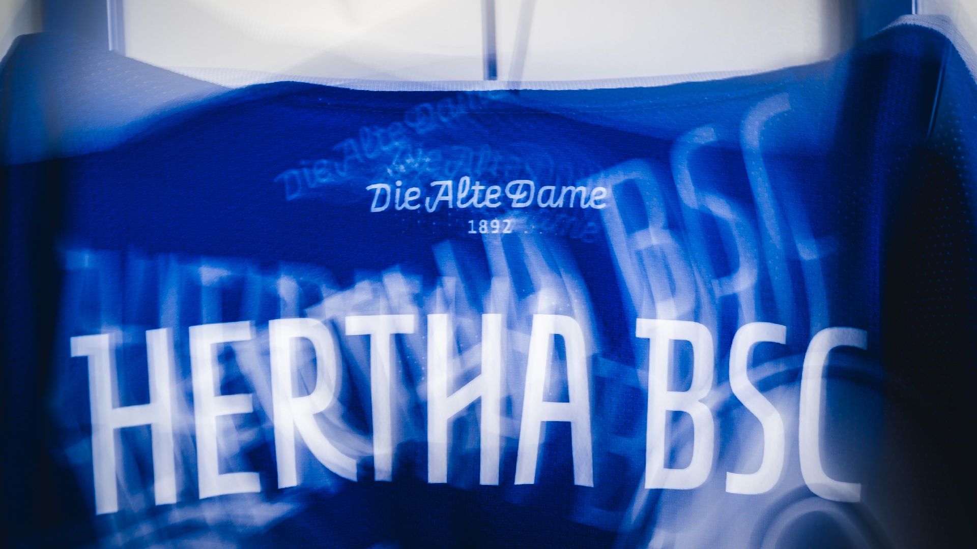 Schriftzug Alte Dame auf dem Hertha-Trikot 2024/25.