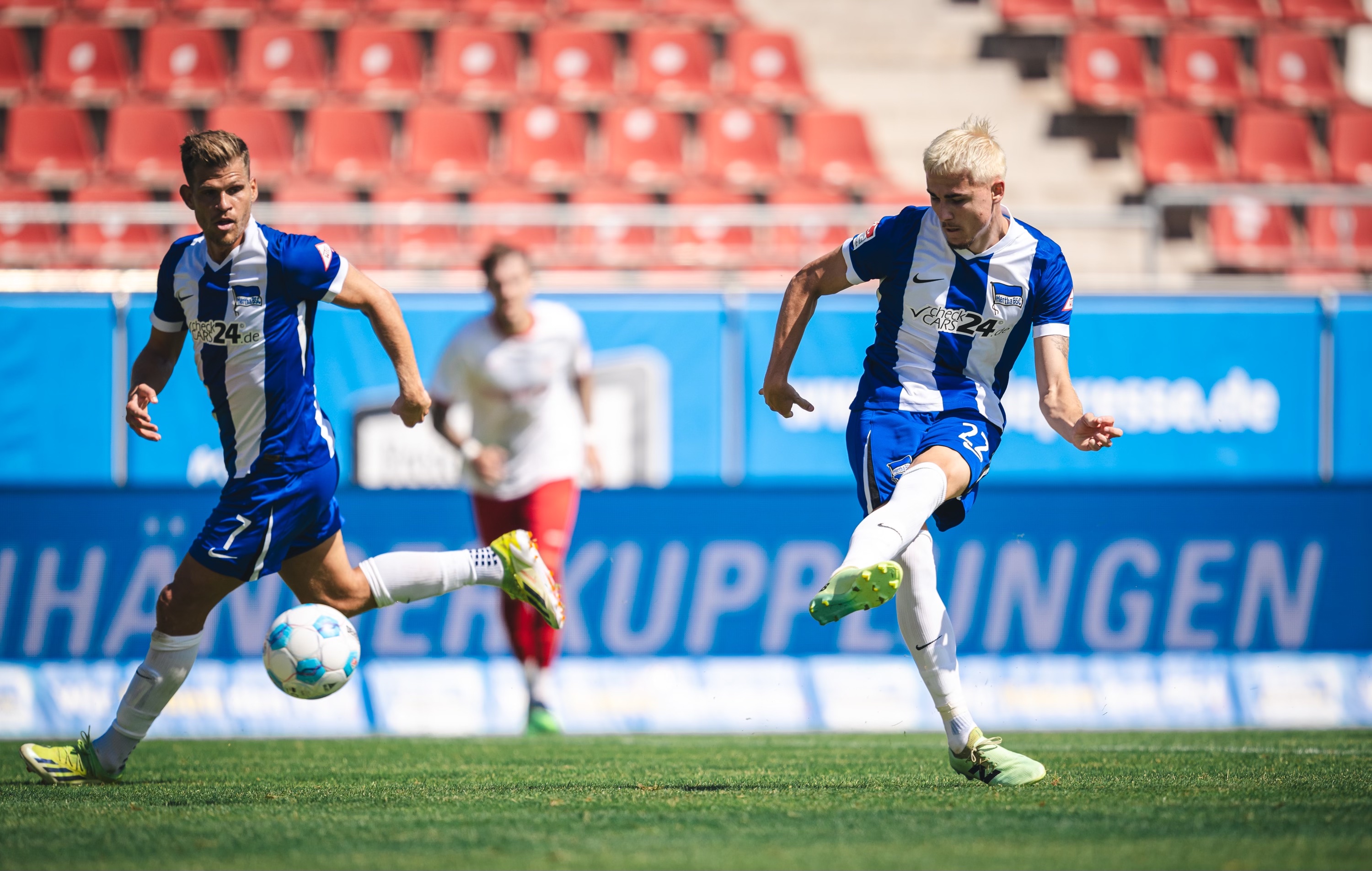 Marten Winkler, beobachtet von Flo Niederlechner, trifft in Zwickau zum 4:0.