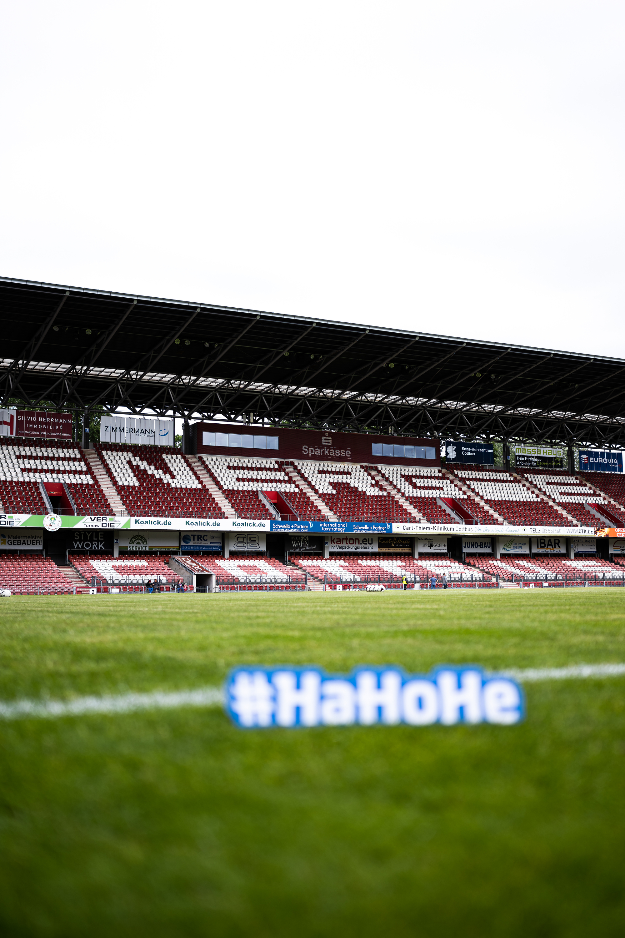 Ein Ha Ho He-Schild im Stadion der Freundschaft.