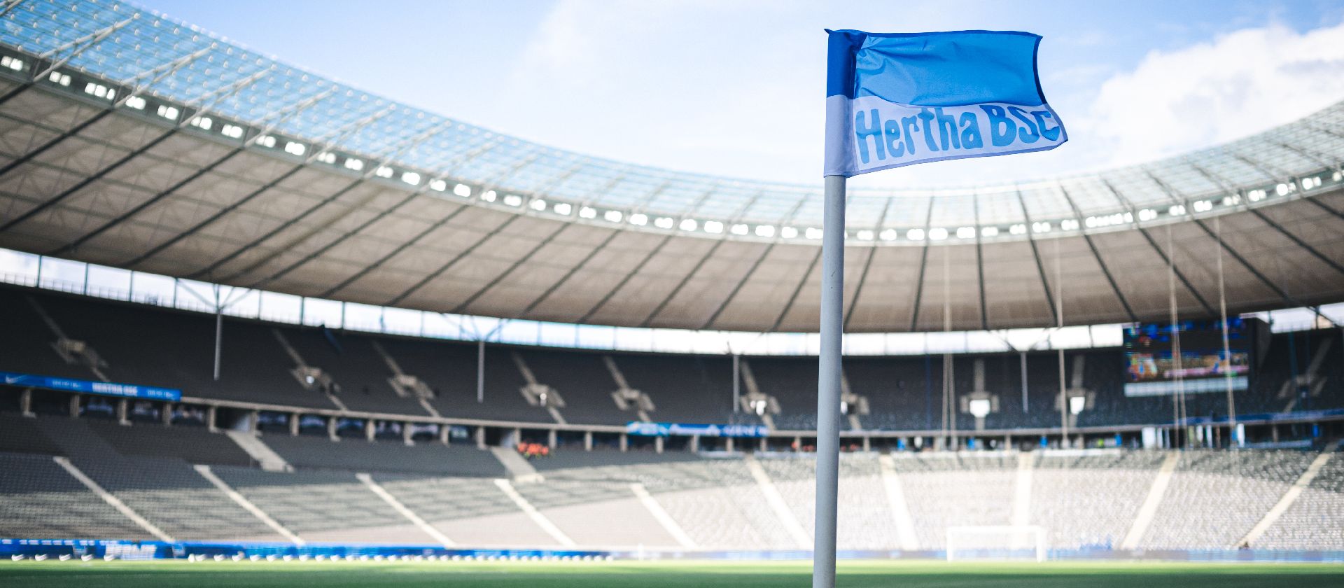 Panorama des Olympiastadions von der Eckfahne aus aufgenommen