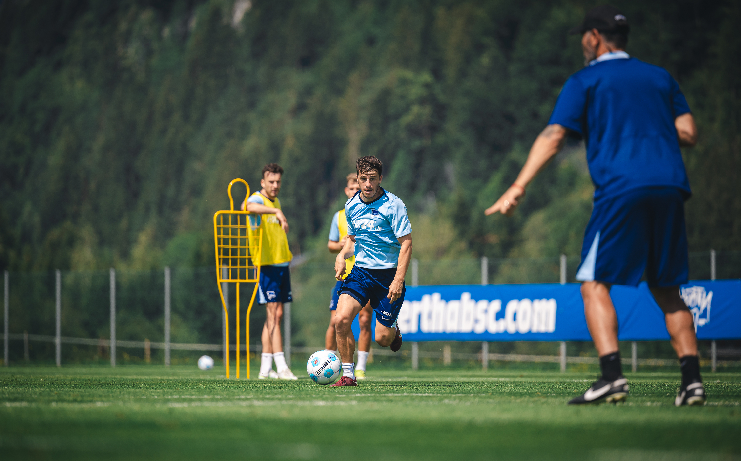 Diego Demme zieht im Training mit Ball einen Sprint an.