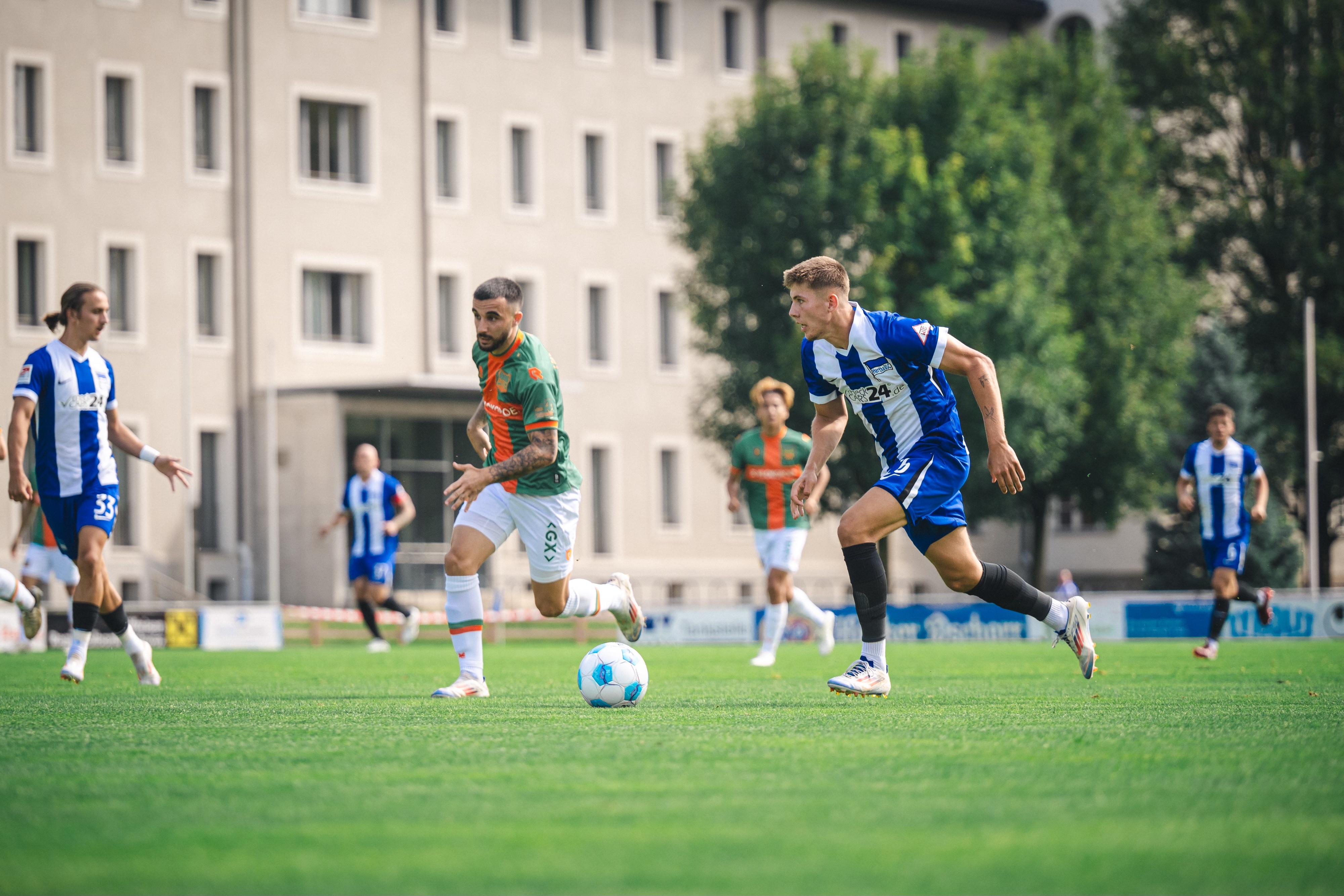 Gustav Christensen zieht im Duell mit NEC einen Sprint an.