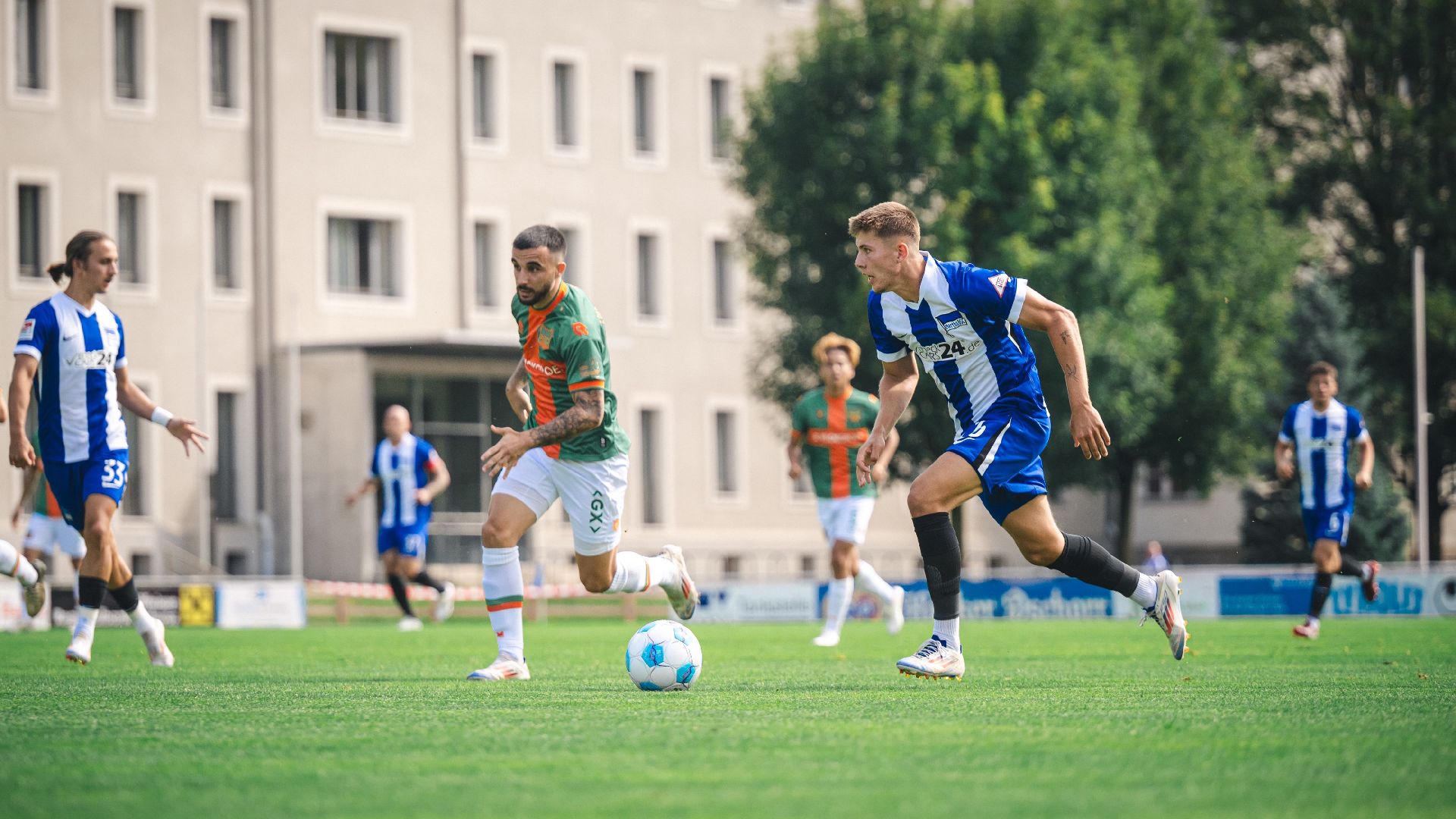 Gustav Christensen zieht im Duell mit NEC einen Sprint an.