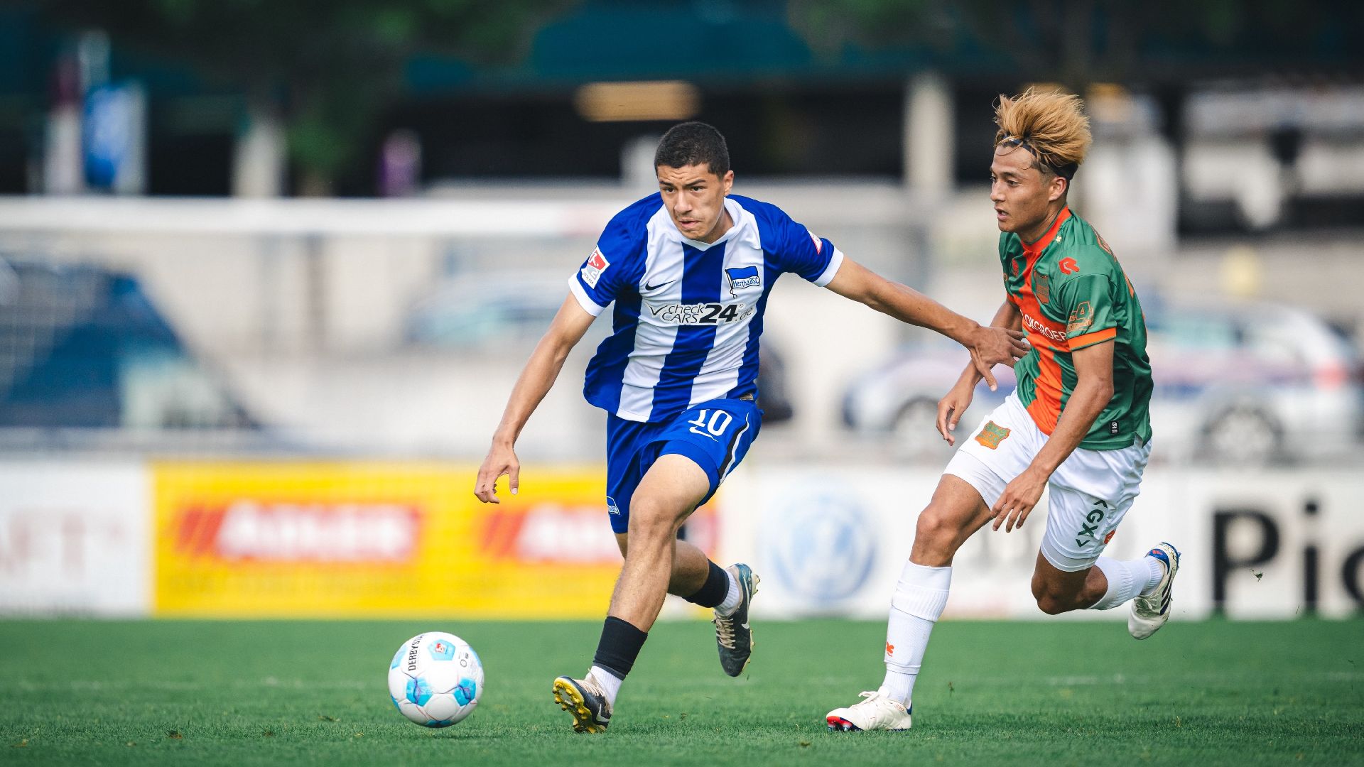 Ibrahim Maza behauptet im Test gegen NEC Nijmegen den Ball.