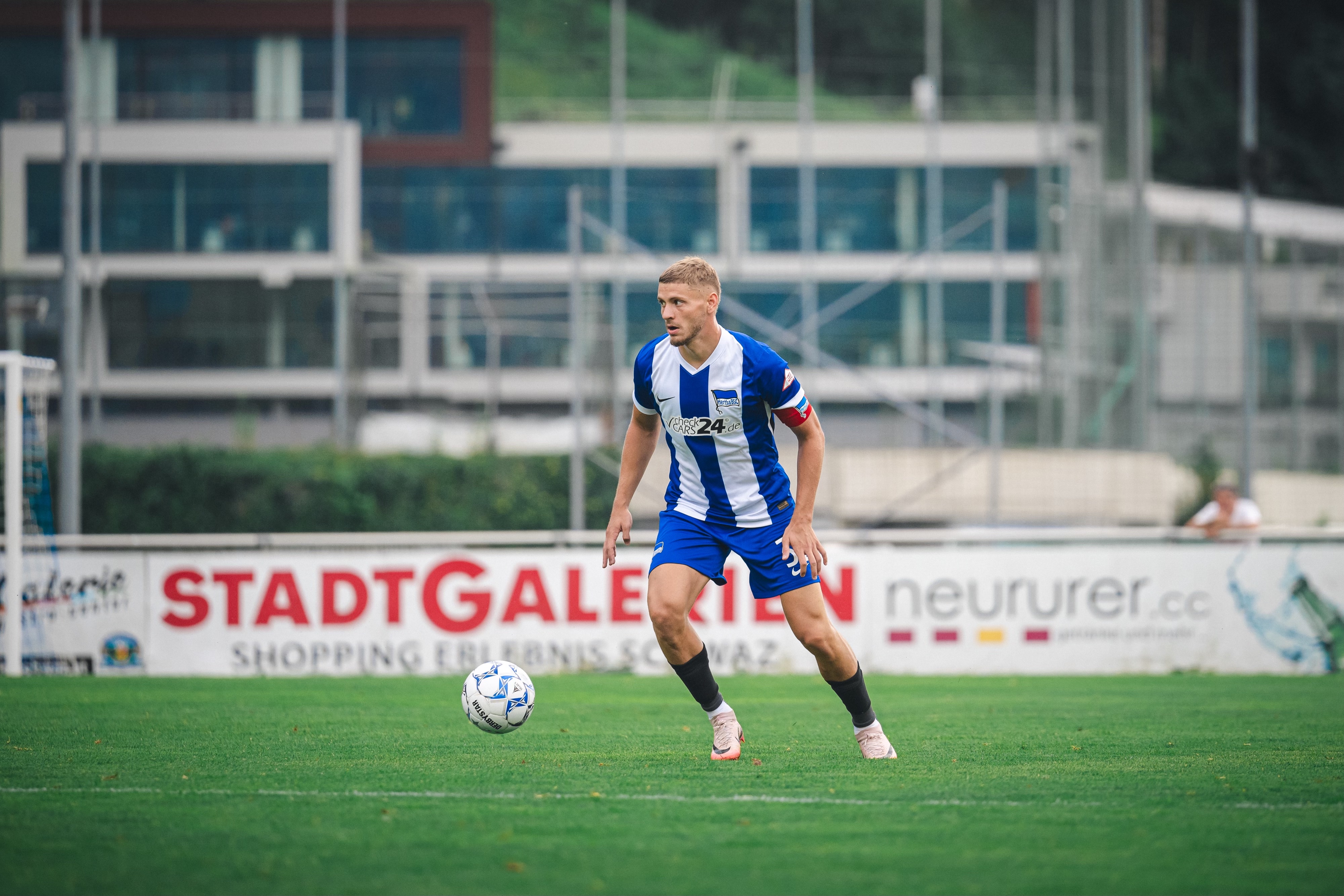 Márton Dárdai führt den Ball gegen die NEC Nijmegen.