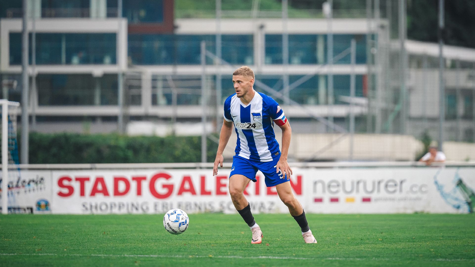 Márton Dárdai führt den Ball gegen die NEC Nijmegen.