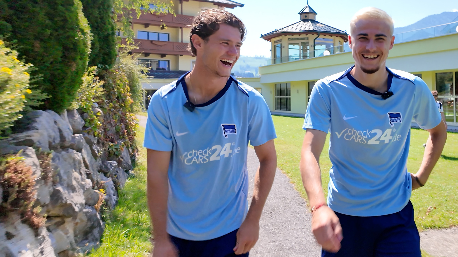 Linus Gechter und Matte Winkler führen übers Gelände am Walchsee.