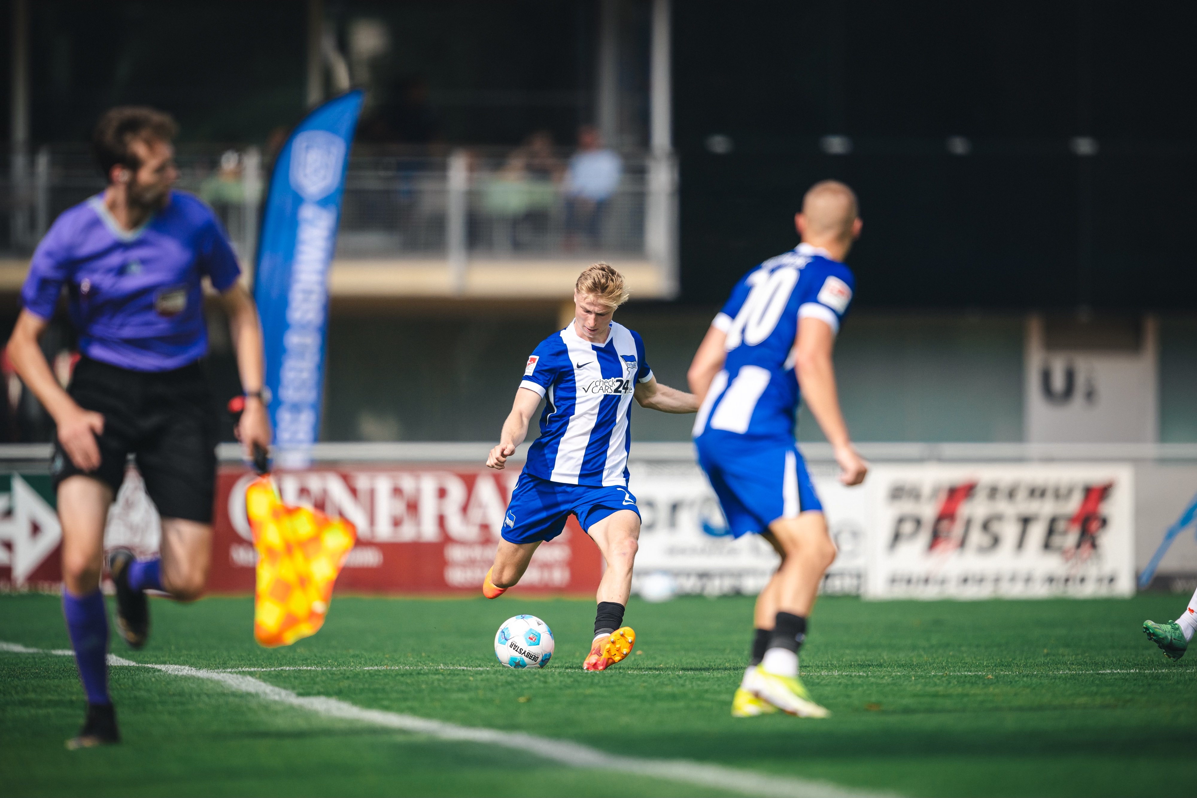 Julian Eitschberger schlägt im Test gegen Nijmegen einen langen Ball.