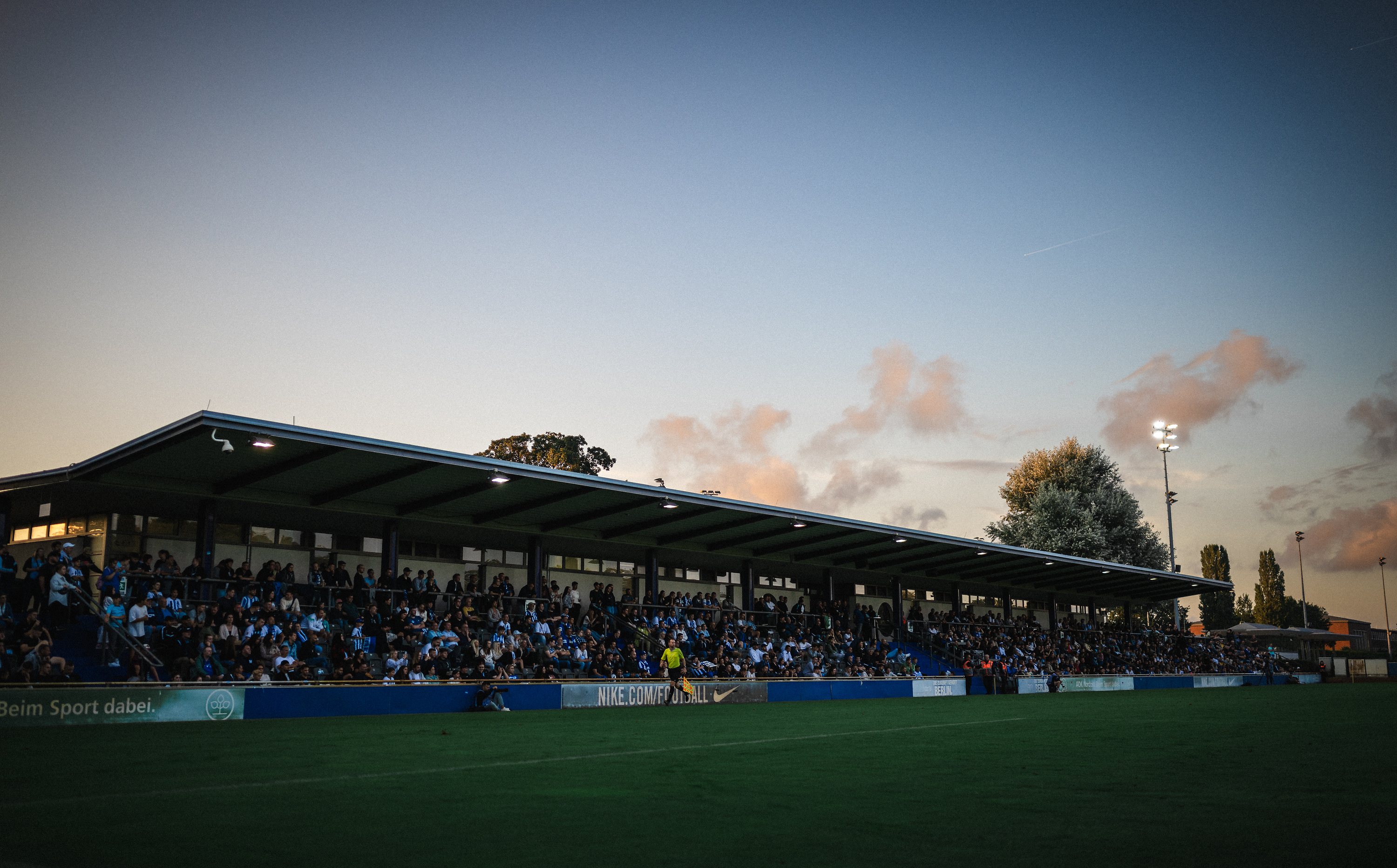 Das Stadion auf dem Wurfplatz/Amateurstadion während des Sonnenuntergangs.