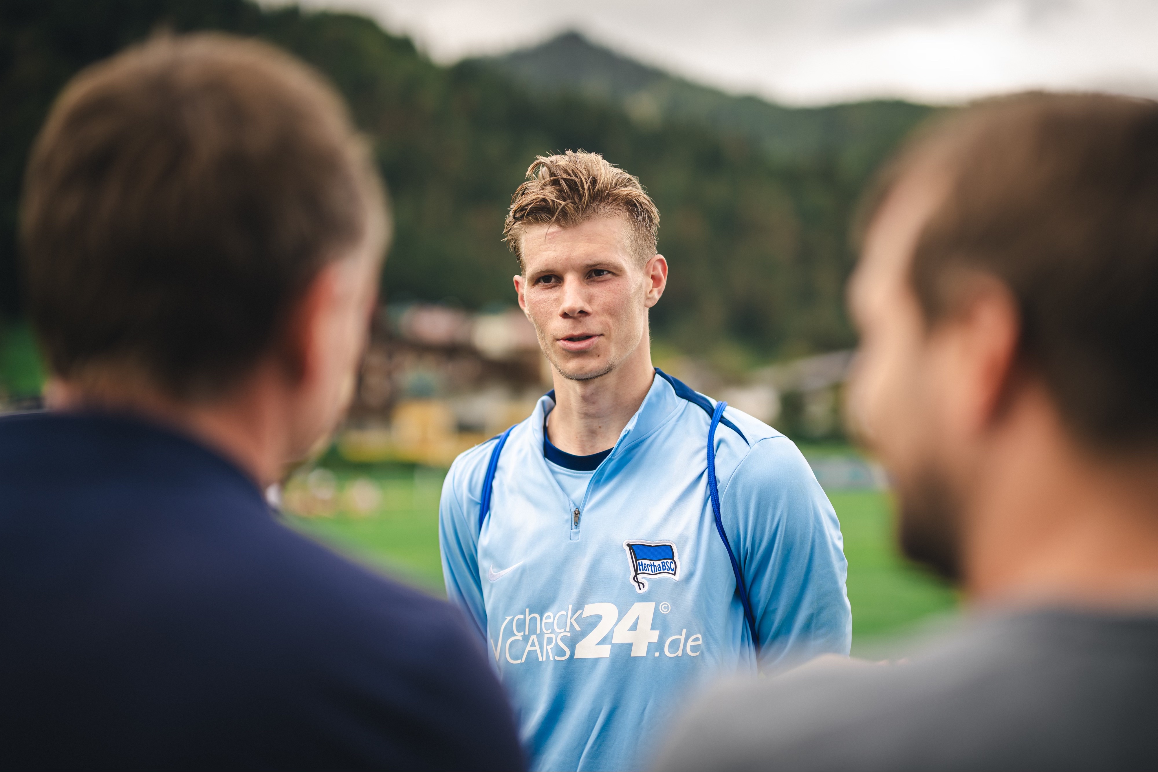 Luca Schuler spricht im Trainingslager am Walchsee in einer Medienrunde.