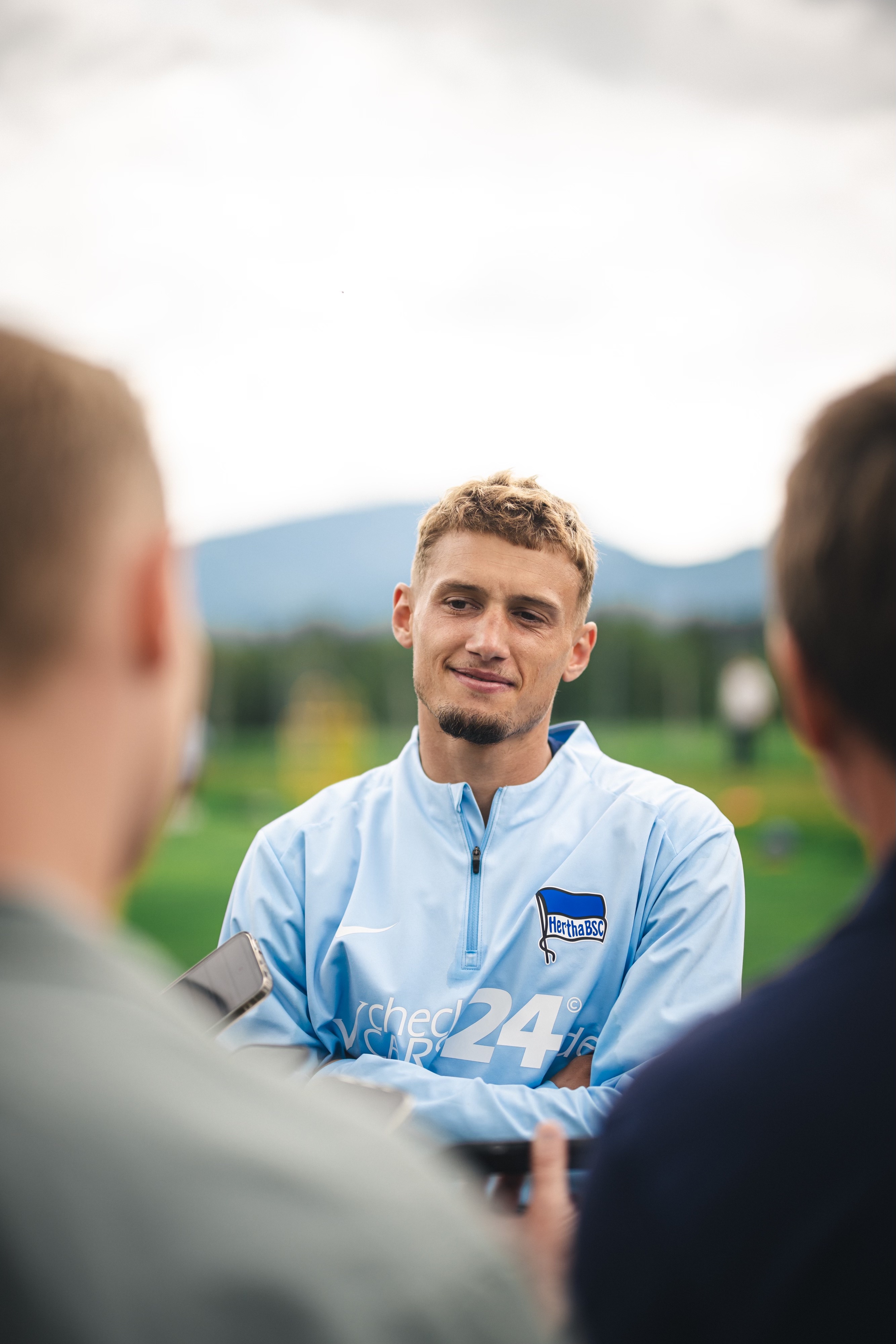 Michaël Cuisance steht lächelnd beim Interview.