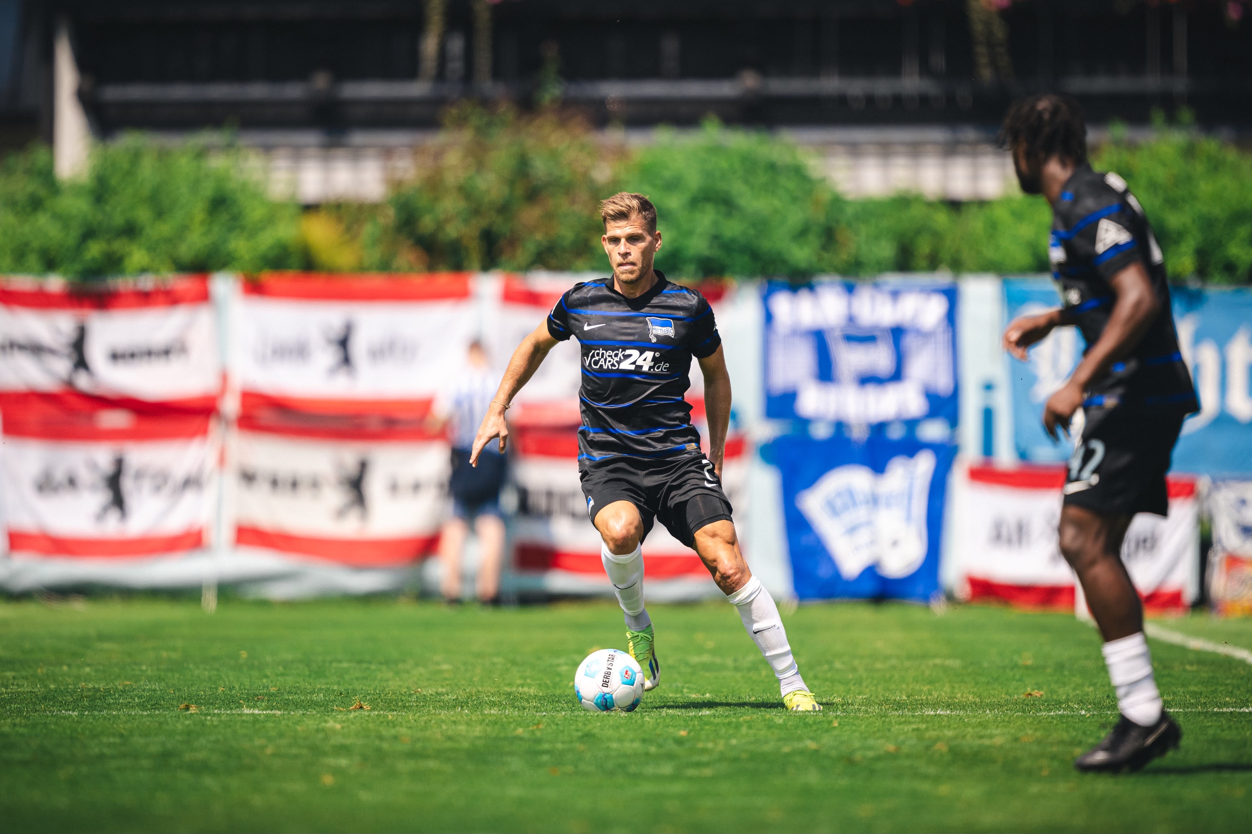 Flo Niederlechner führt den Ball gegen Huddersfield.