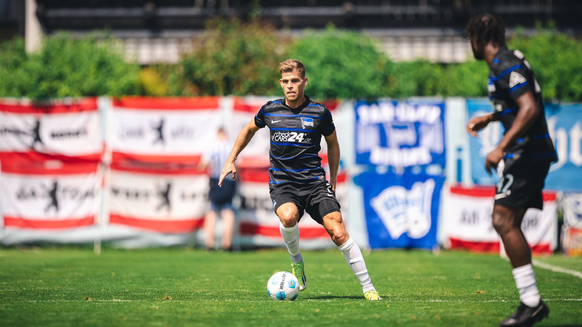 Flo Niederlechner führt den Ball gegen Huddersfield.