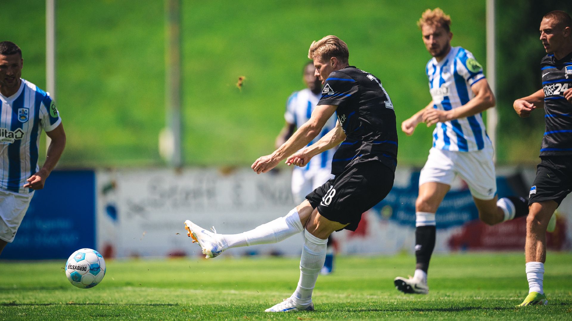 Luca Schuler trifft gegen Huddersfield.