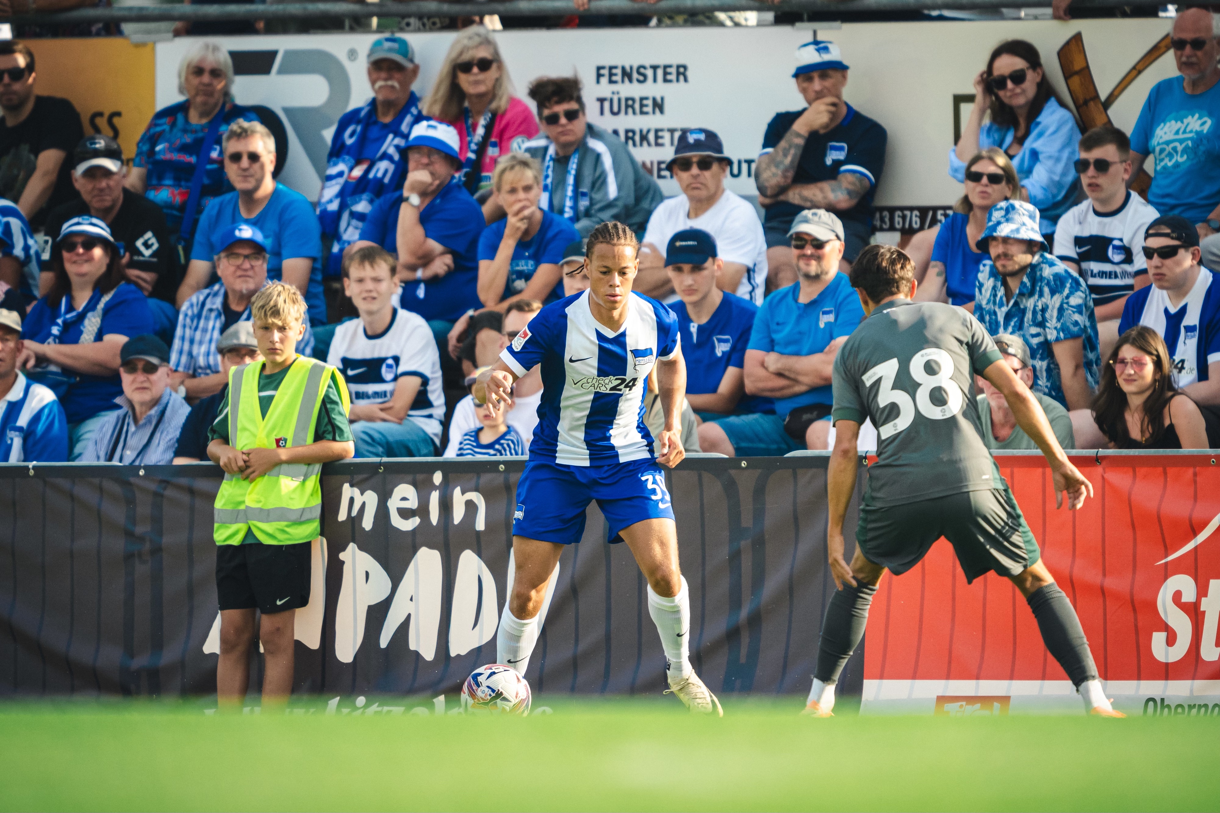 Derry Scherhant geht gegen Cardiff City ins Dribbling.