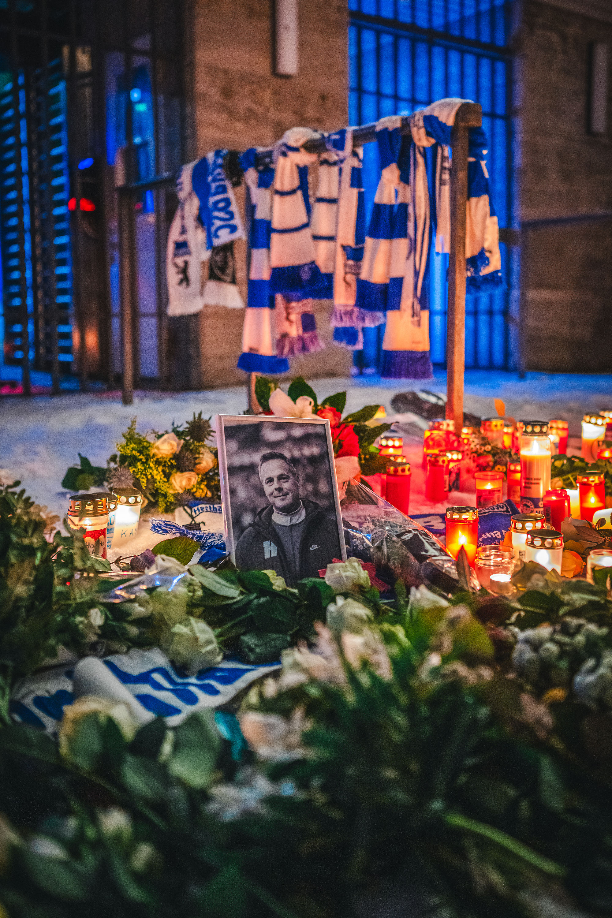 Vor dem Olympiastadion stehen Kerzen in Gedenken an Kay Bernstein.