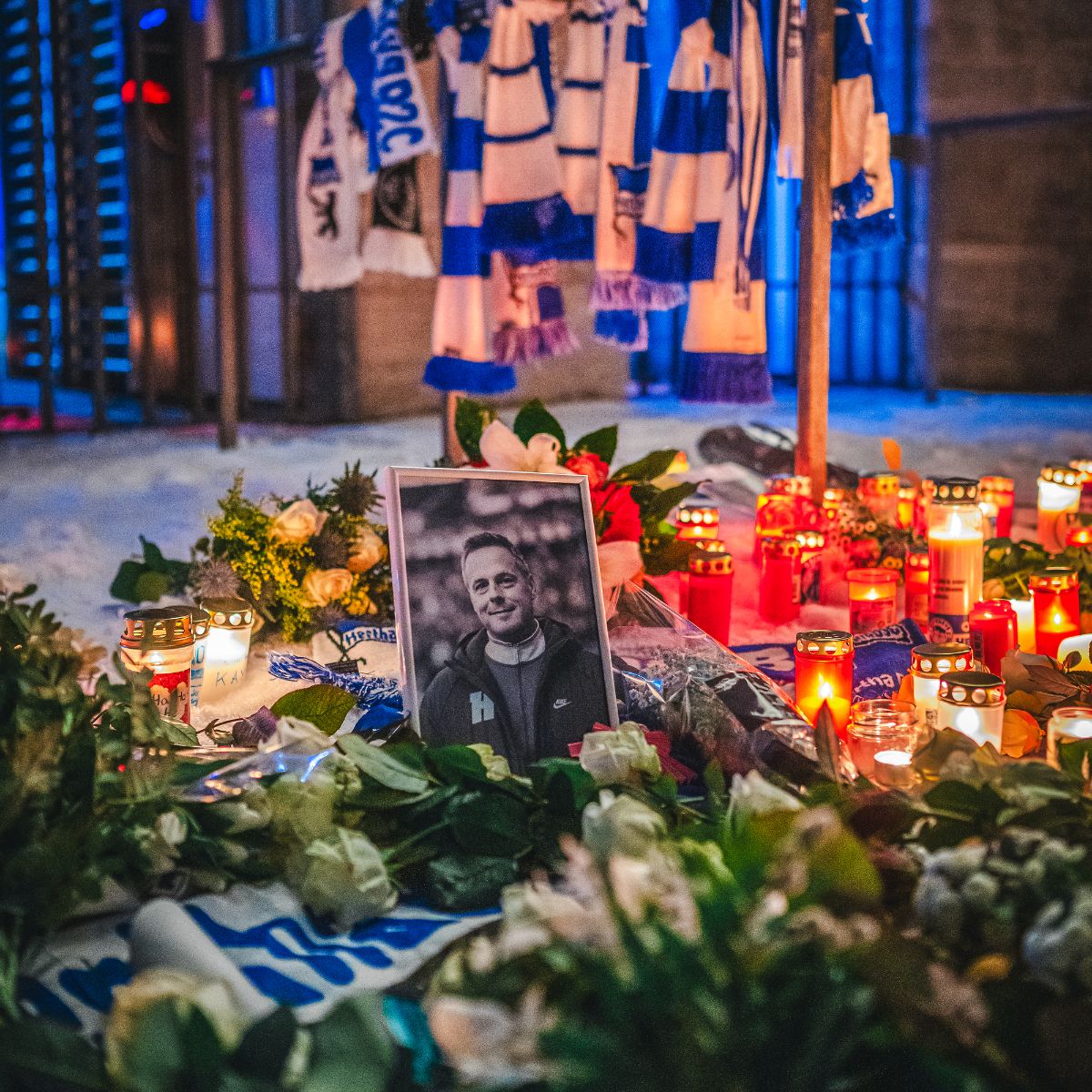 Vor dem Olympiastadion stehen Kerzen in Gedenken an Kay Bernstein.