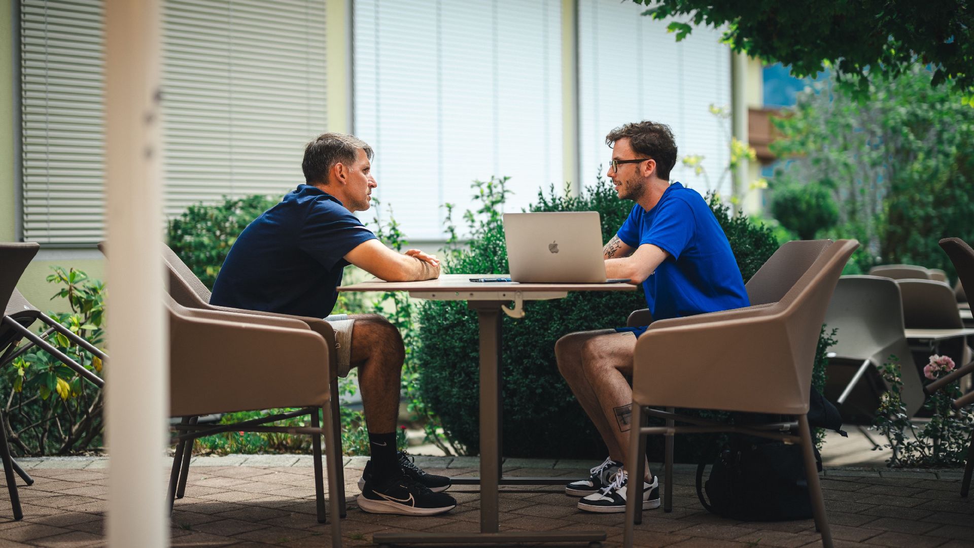 Jaime Monroy im Interview mit Redakteur Konstantin Keller.
