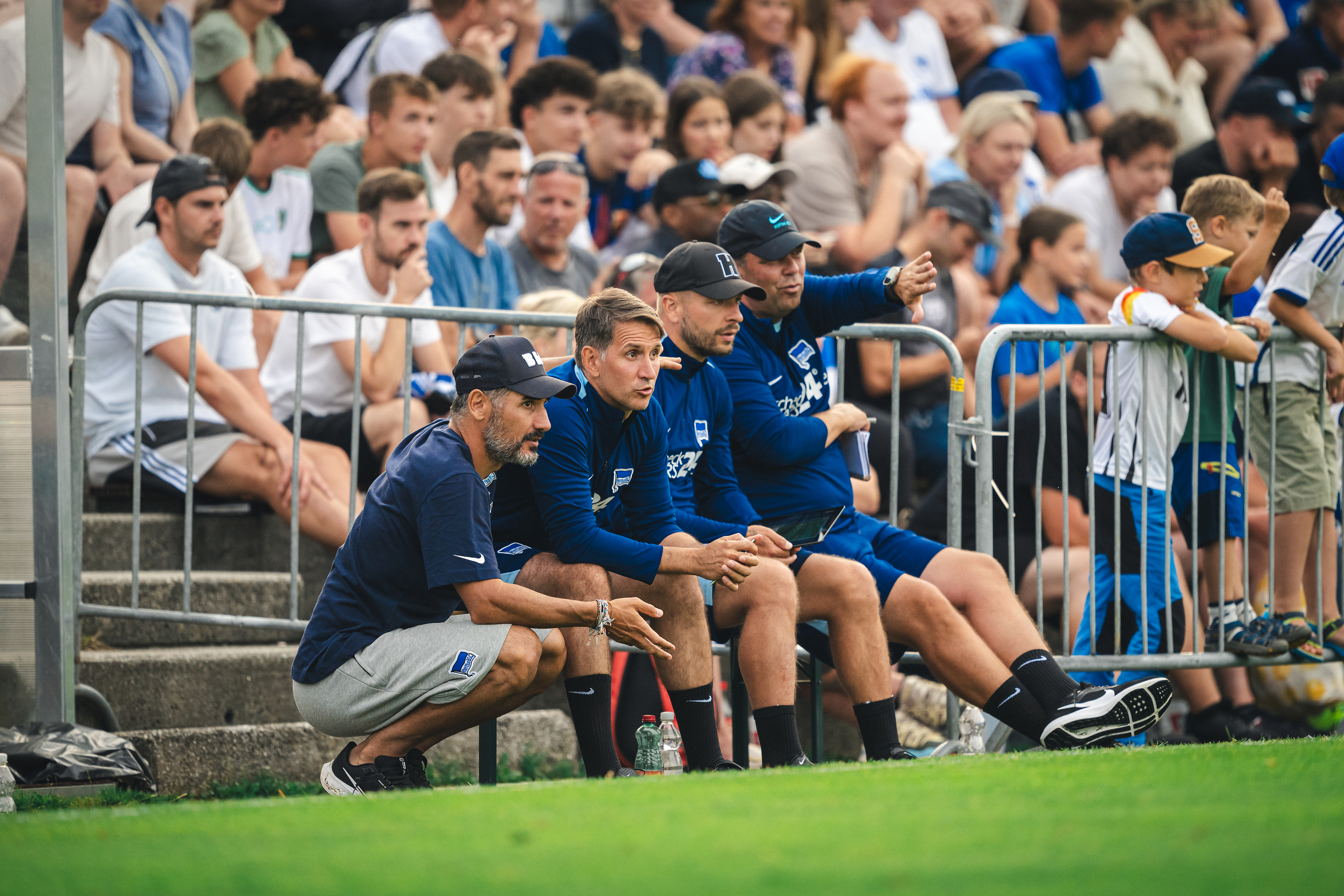 Cristian Fiél, Jaime Monroy, Patrick Ebert und Andreas Menger auf unserer Bank.