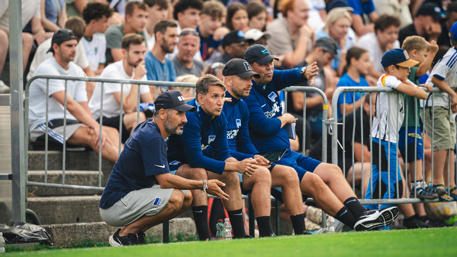 Cristian Fiél, Jaime Monroy, Patrick Ebert und Andreas Menger auf unserer Bank.