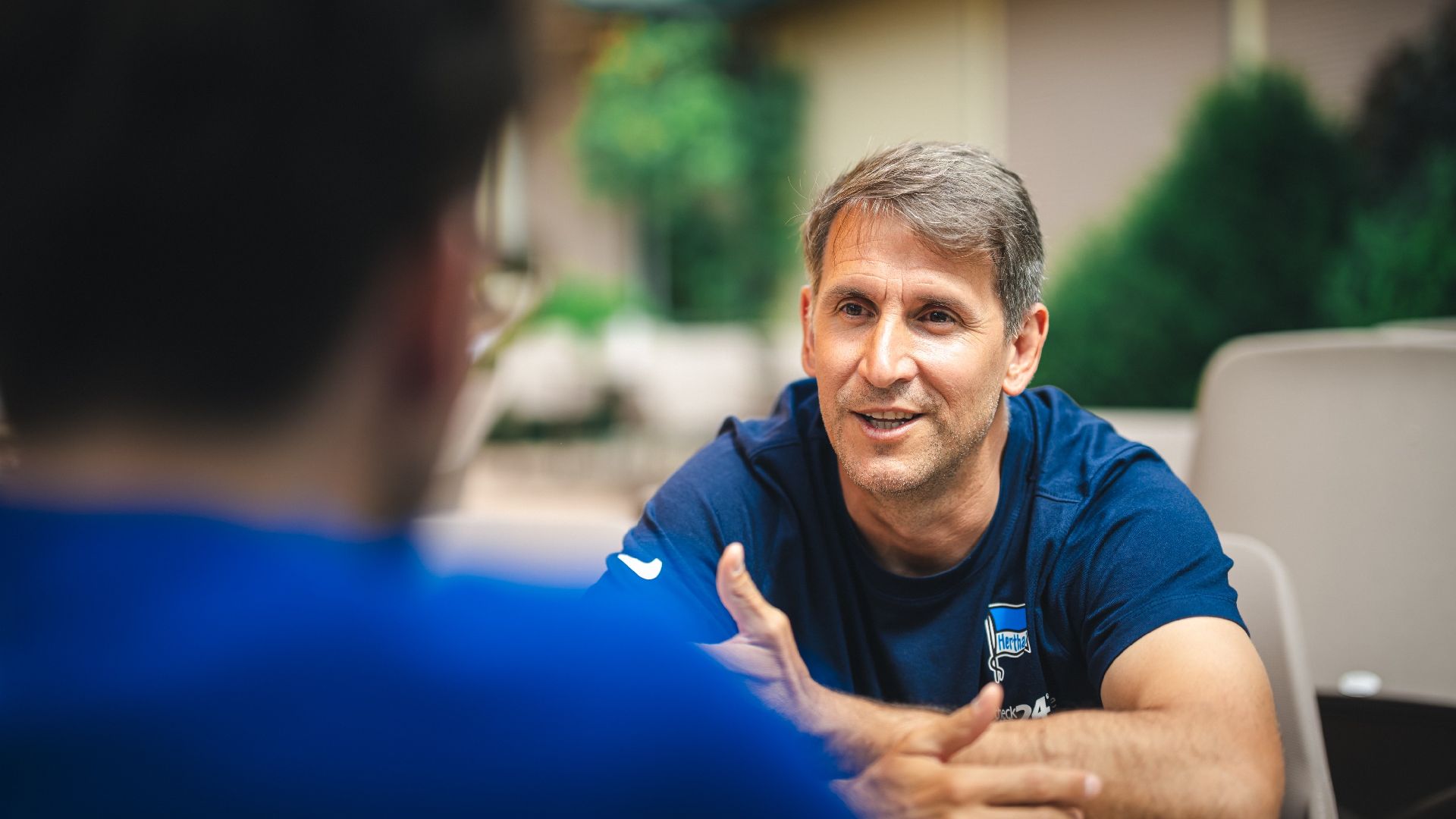 Jaime Monroy im Interview mit Redakteur Konstantin Keller.