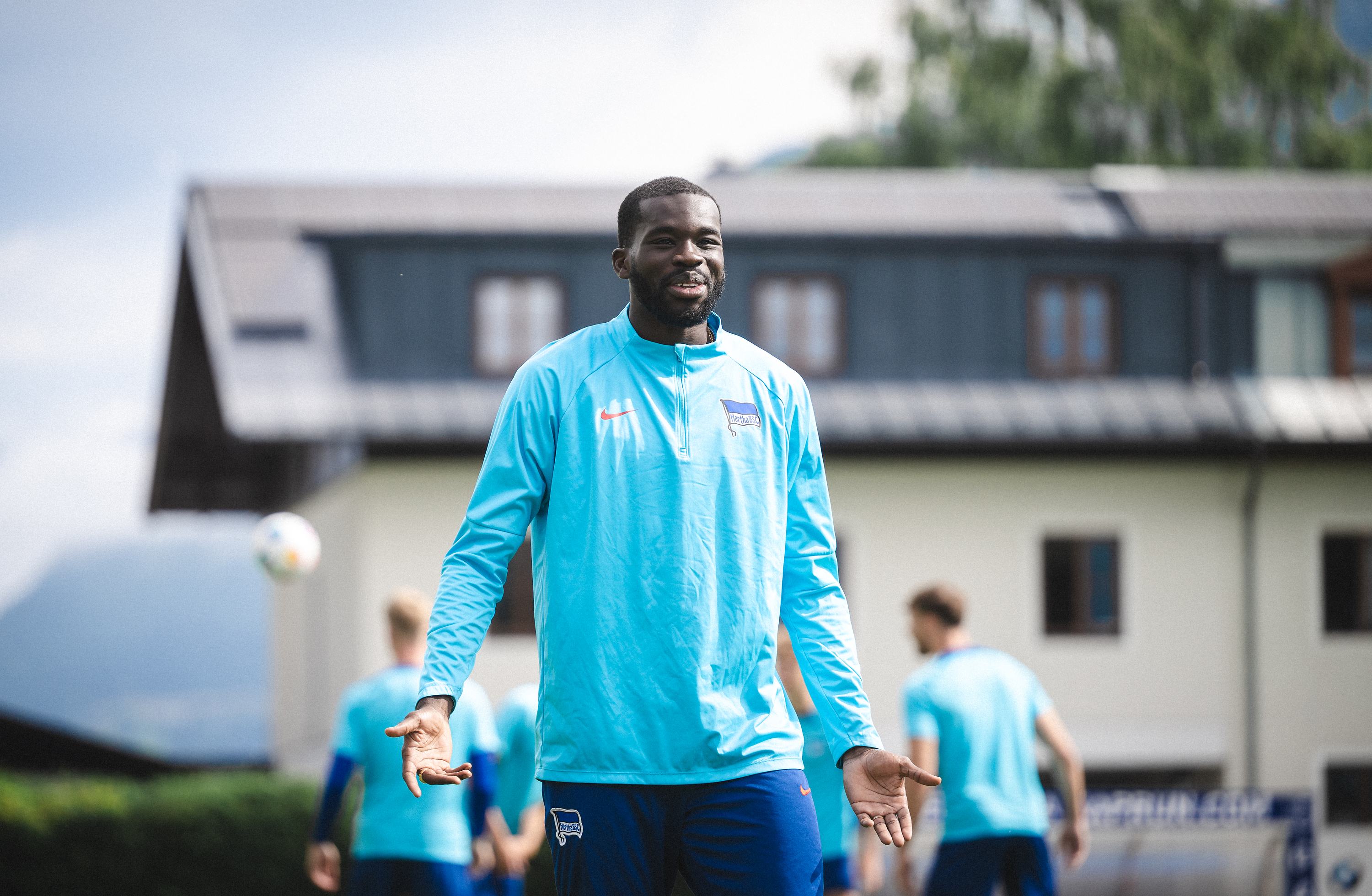 Wilfried Kanga steht auf dem Trainingsplatz.