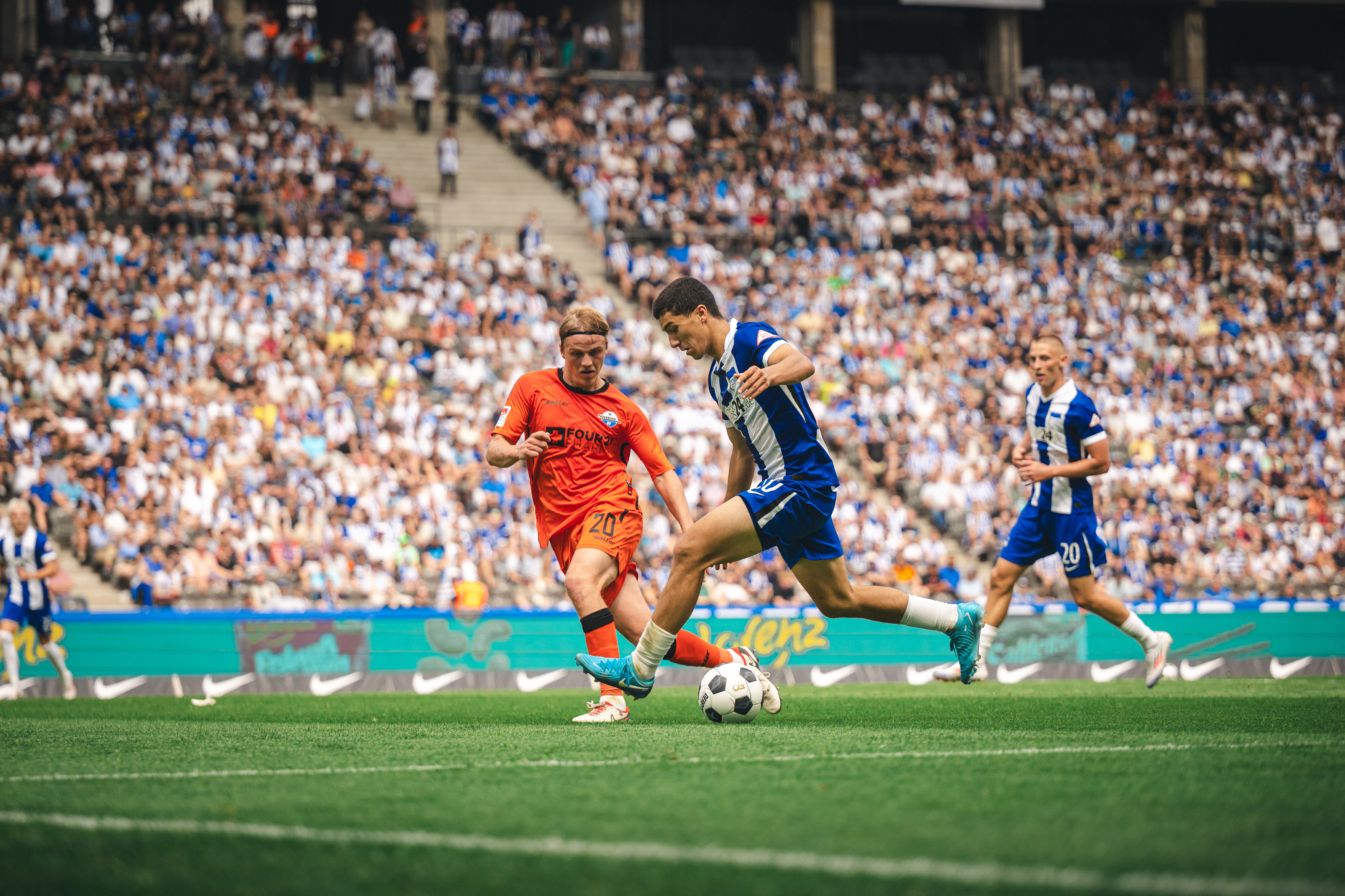 Torschütze Ibrahim Maza dribbelt einen Paderborner Gegenspieler aus.