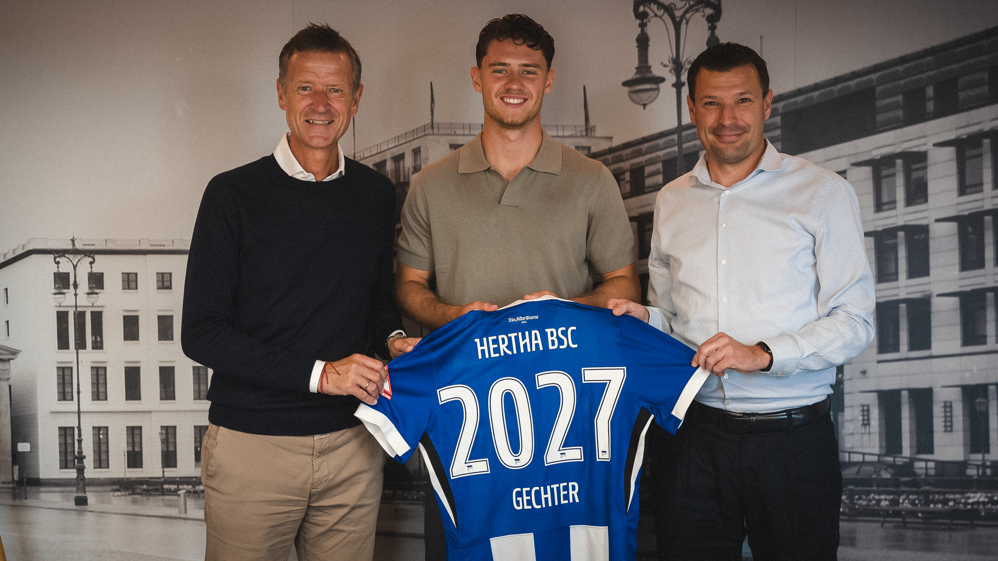 Thomas E. Herrich, Linus Gechter und Benjamin Weber präsentieren ein Trikot mit 2027-Schriftzug.