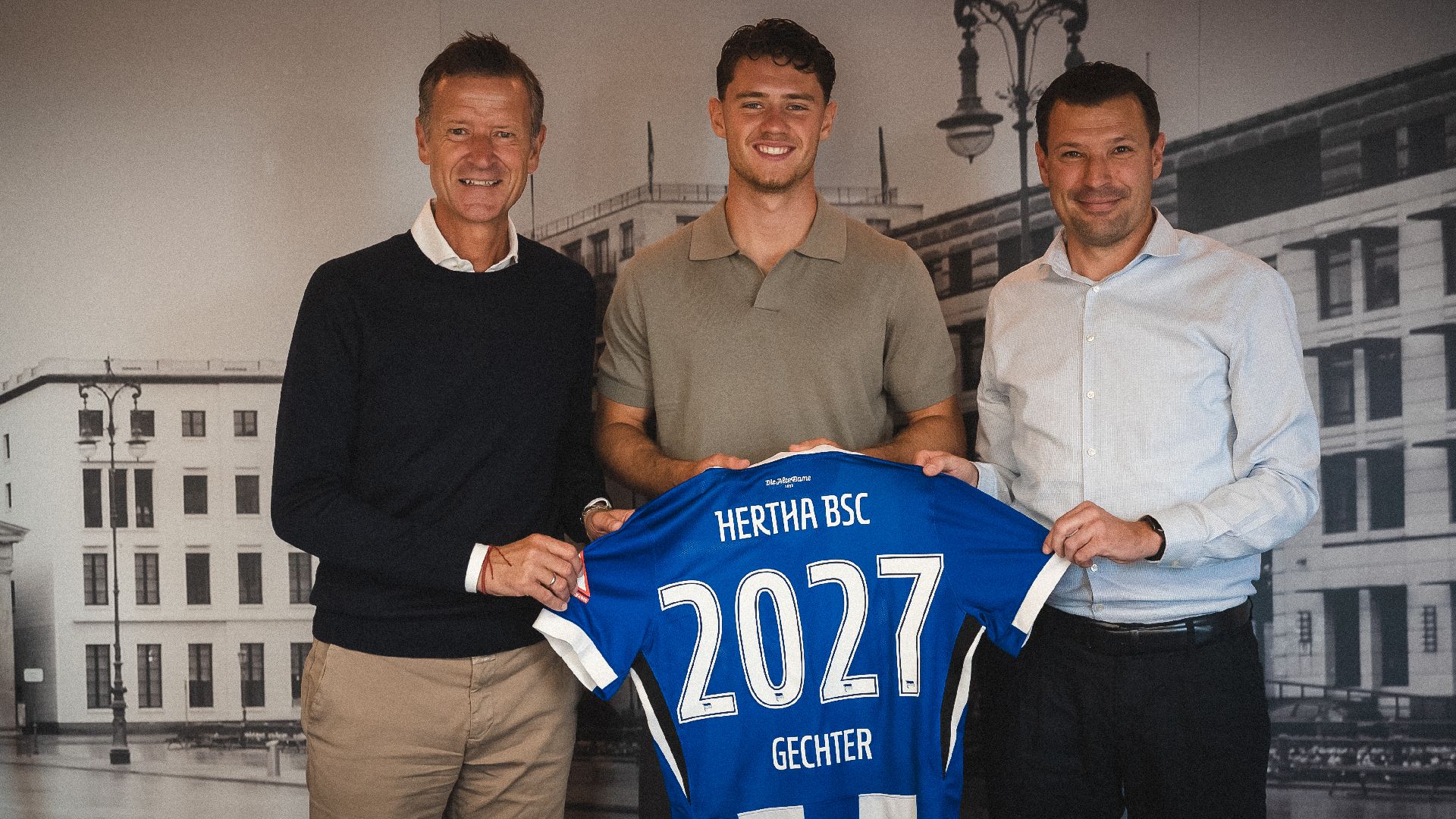 Thomas E. Herrich, Linus Gechter und Benjamin Weber präsentieren ein Trikot mit 2027-Schriftzug.