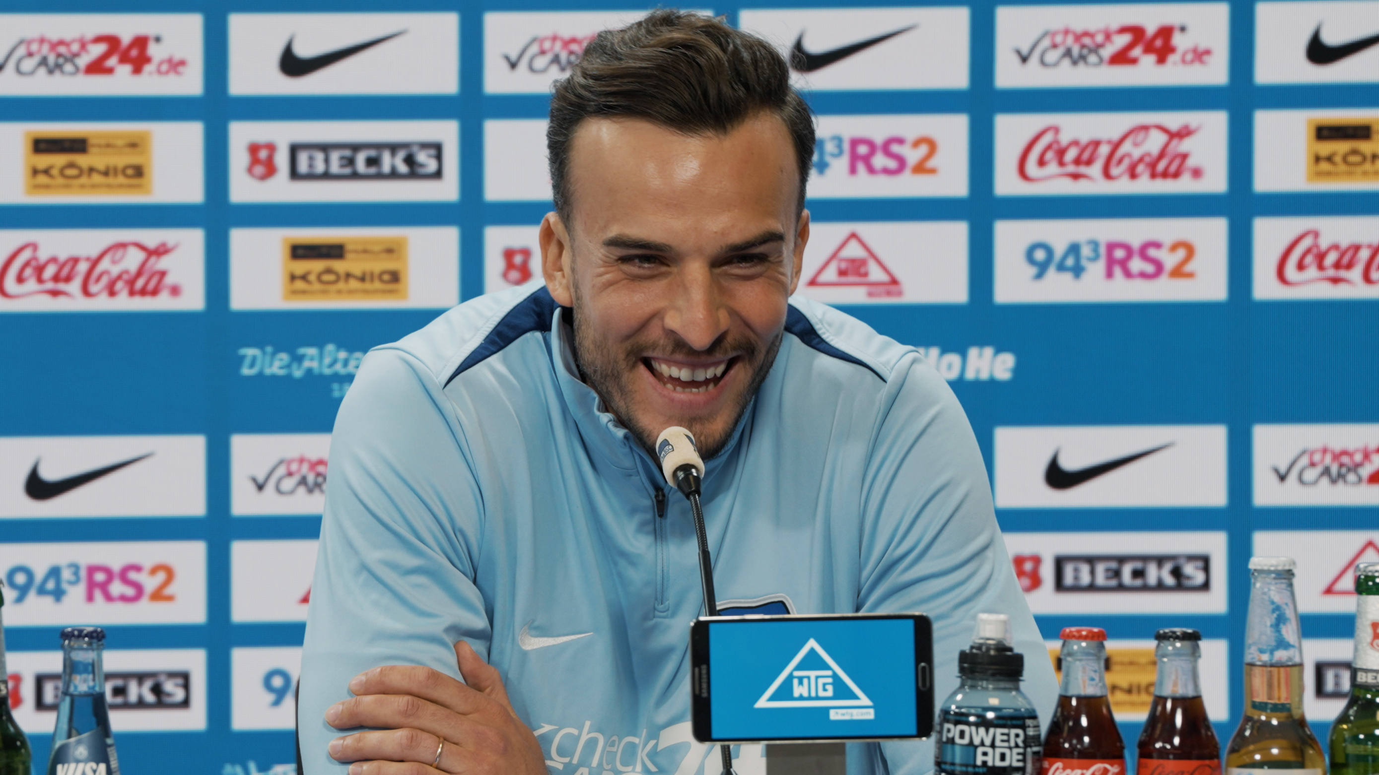 Haris Tabaković bei der Pressekonferenz vor dem Auswärtsspiel in Hamburg.