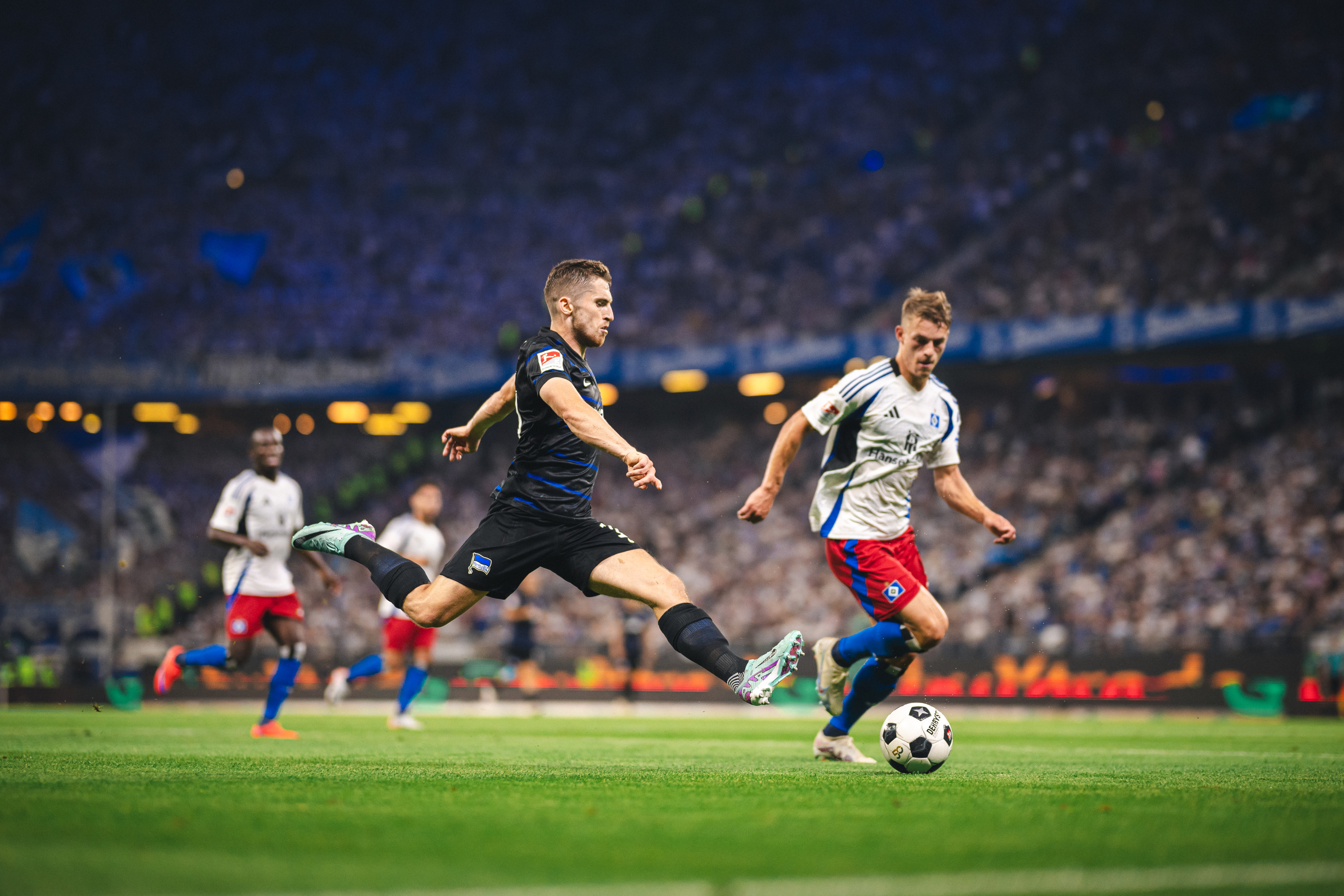 Torschütze Jonjoe Kenny im Zweikampf mit einem Hamburger Gegenspieler.