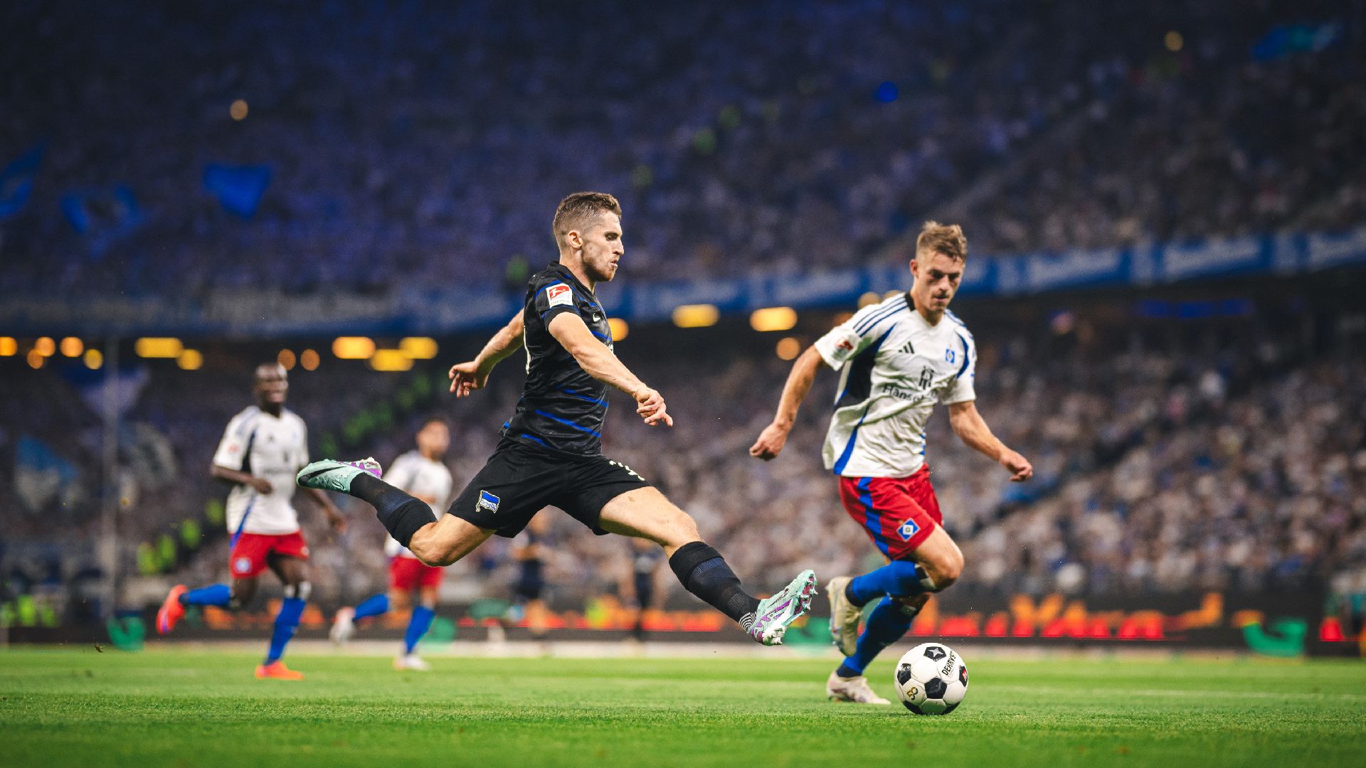 Torschütze Jonjoe Kenny im Zweikampf mit einem Hamburger Gegenspieler.