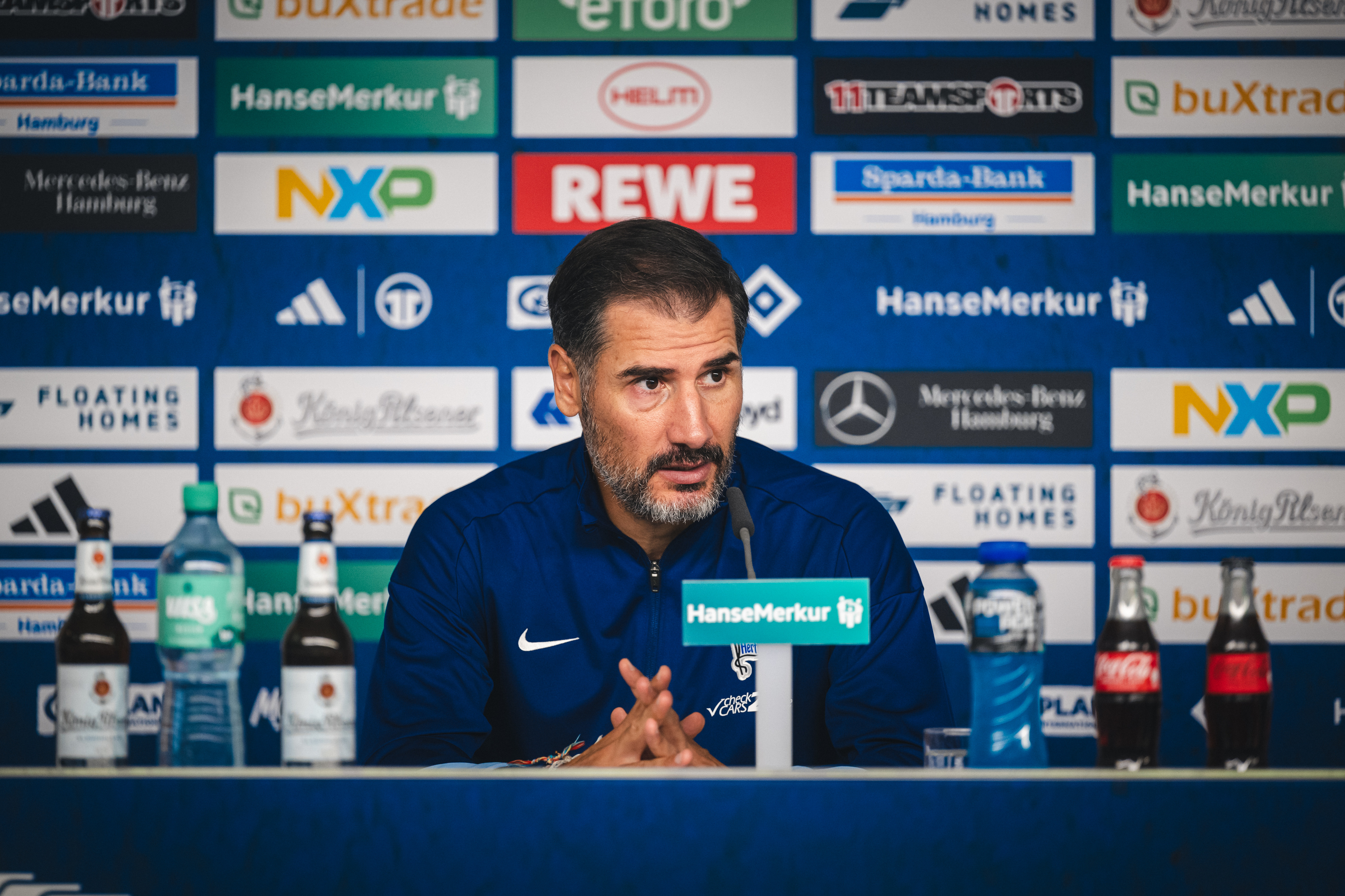 Cristian Fiél spricht in ein Mikrofon.