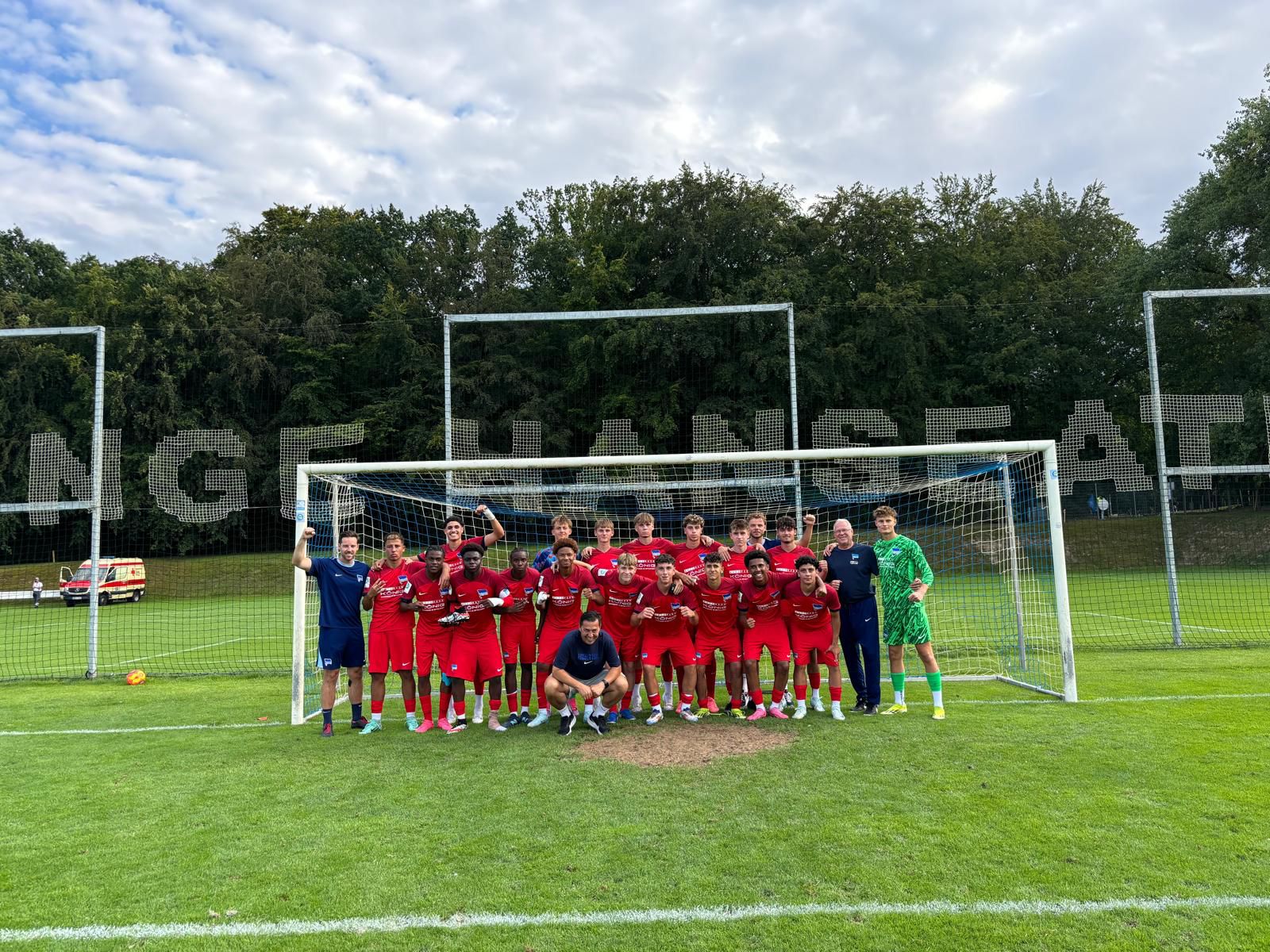 U17-Team feiert ihren Sieg in Rostock.