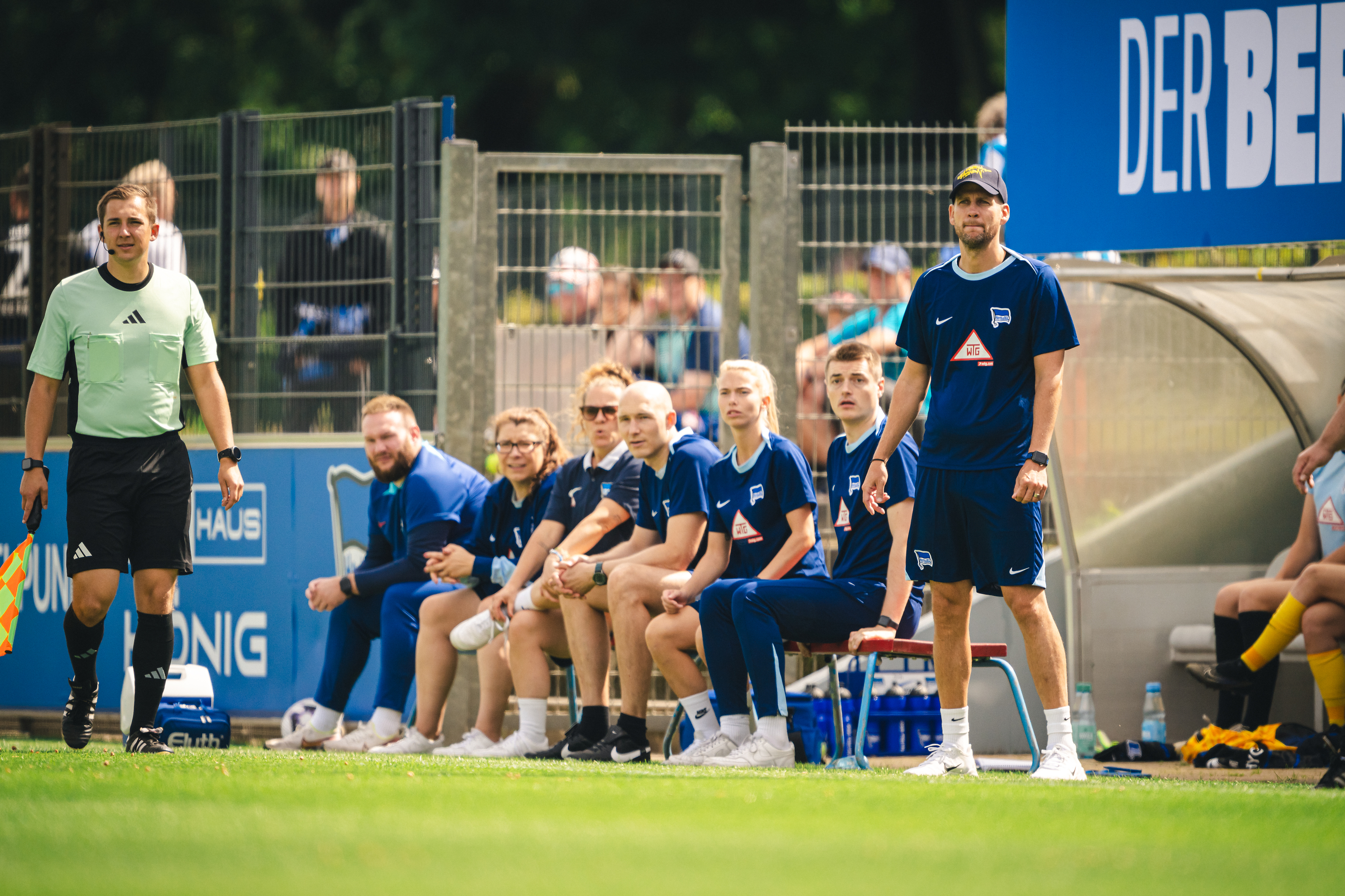 Manuel Meister und sein Trainer- und Staffteam.