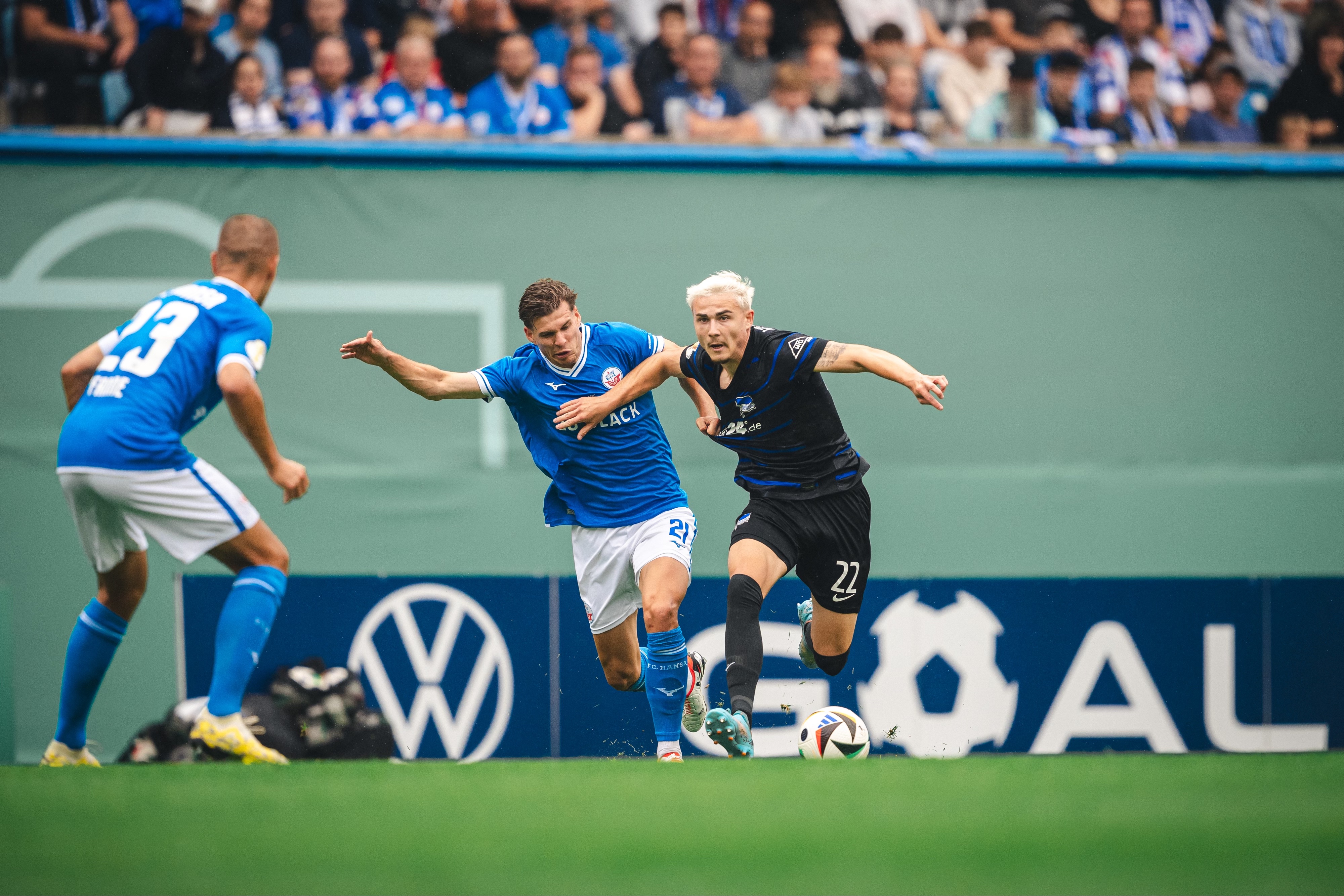 Marten Winkler im Zweikampf mit einem Rostocker Gegenspieler.