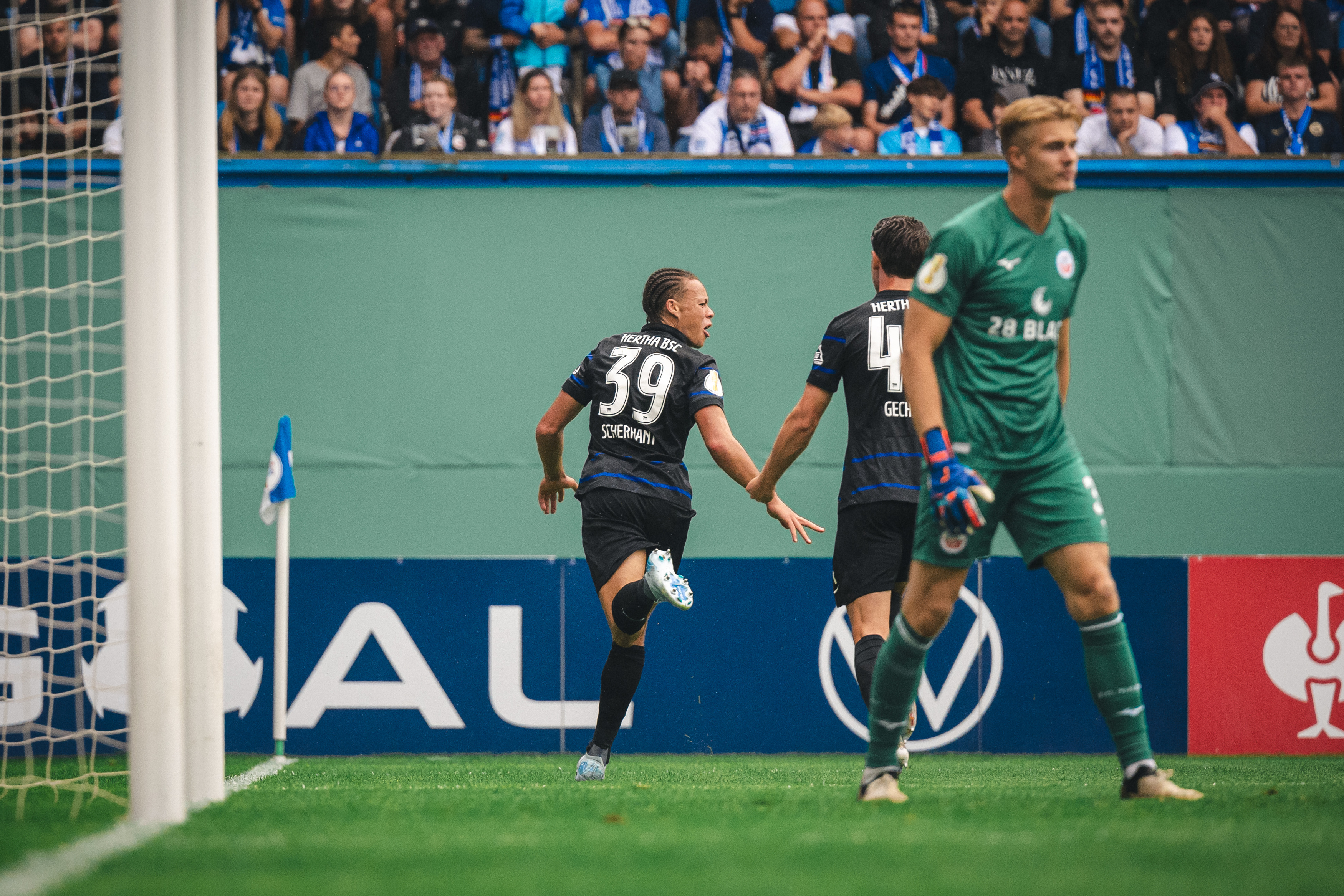 Derry Scherhant bejubelt seinen Führungsteffer im Ostseestadion.