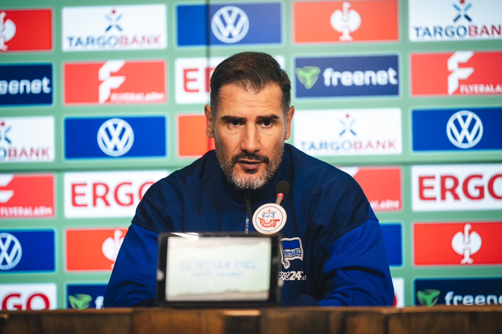 Cristian Fiél bei der Pressekonferenz nach dem Spiel bei Hansa Rostock.