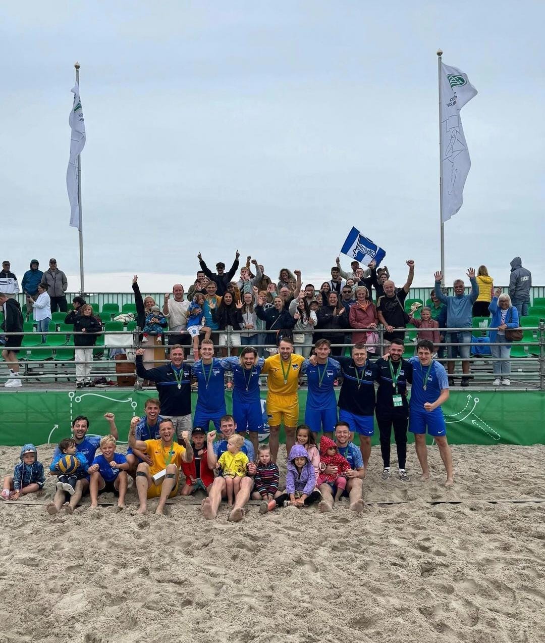 Unser Beachsoccer-Team feiert seinen Erfolg in Warnemünde.