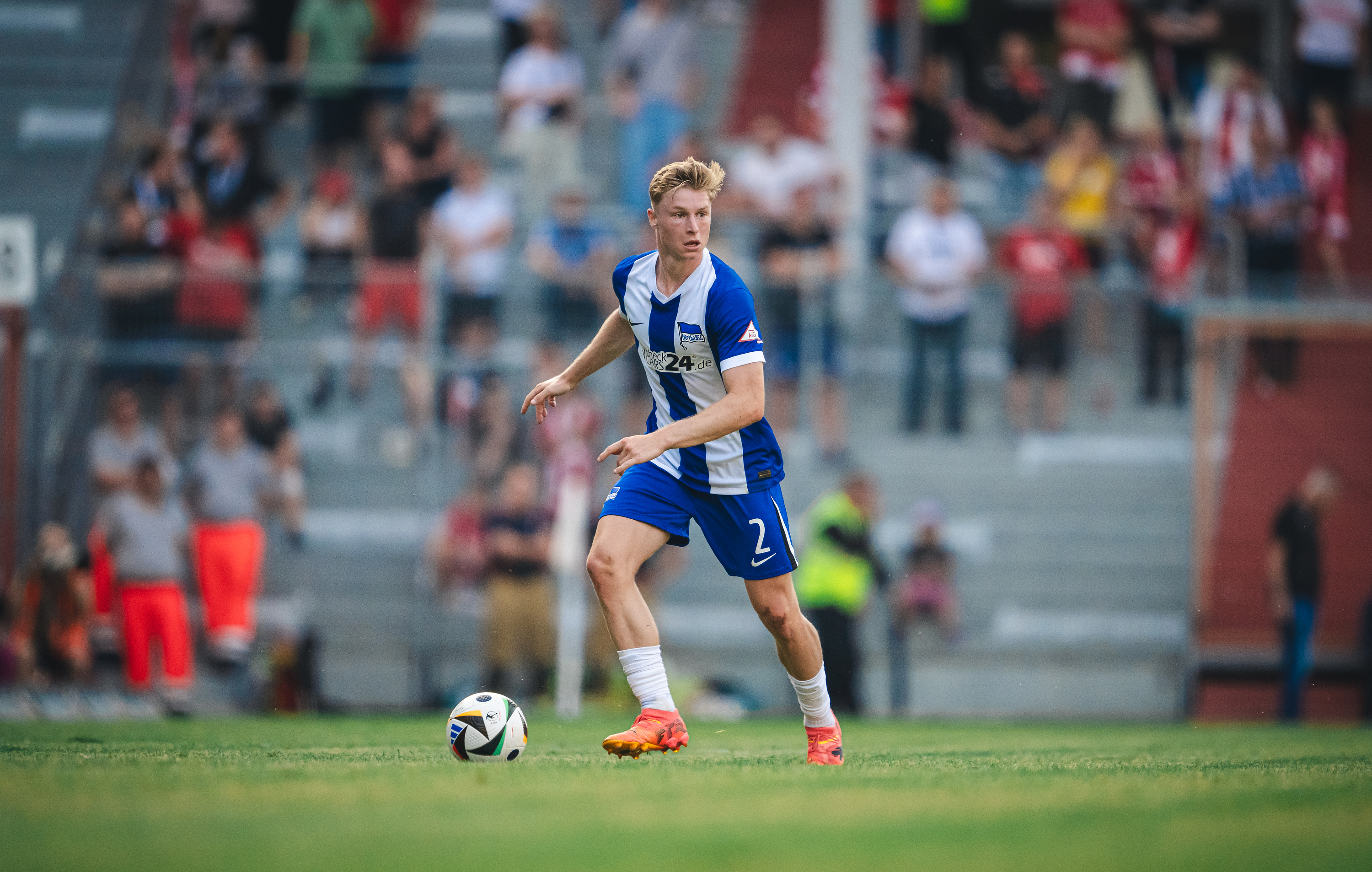 Julian Eitschberger führt den Ball.