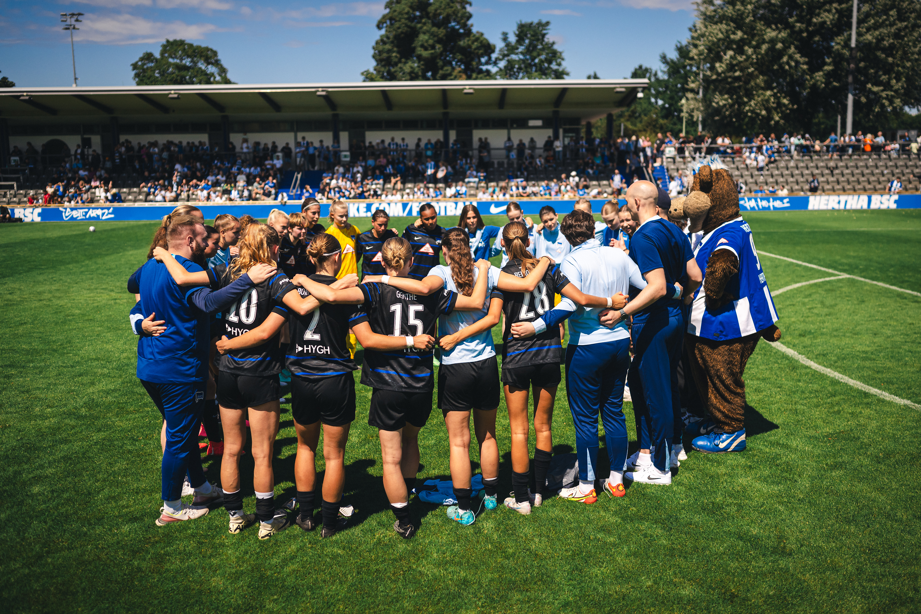 Unsere 1. Frauen und das Trainerteam bilden einen Mannschaftskreis.