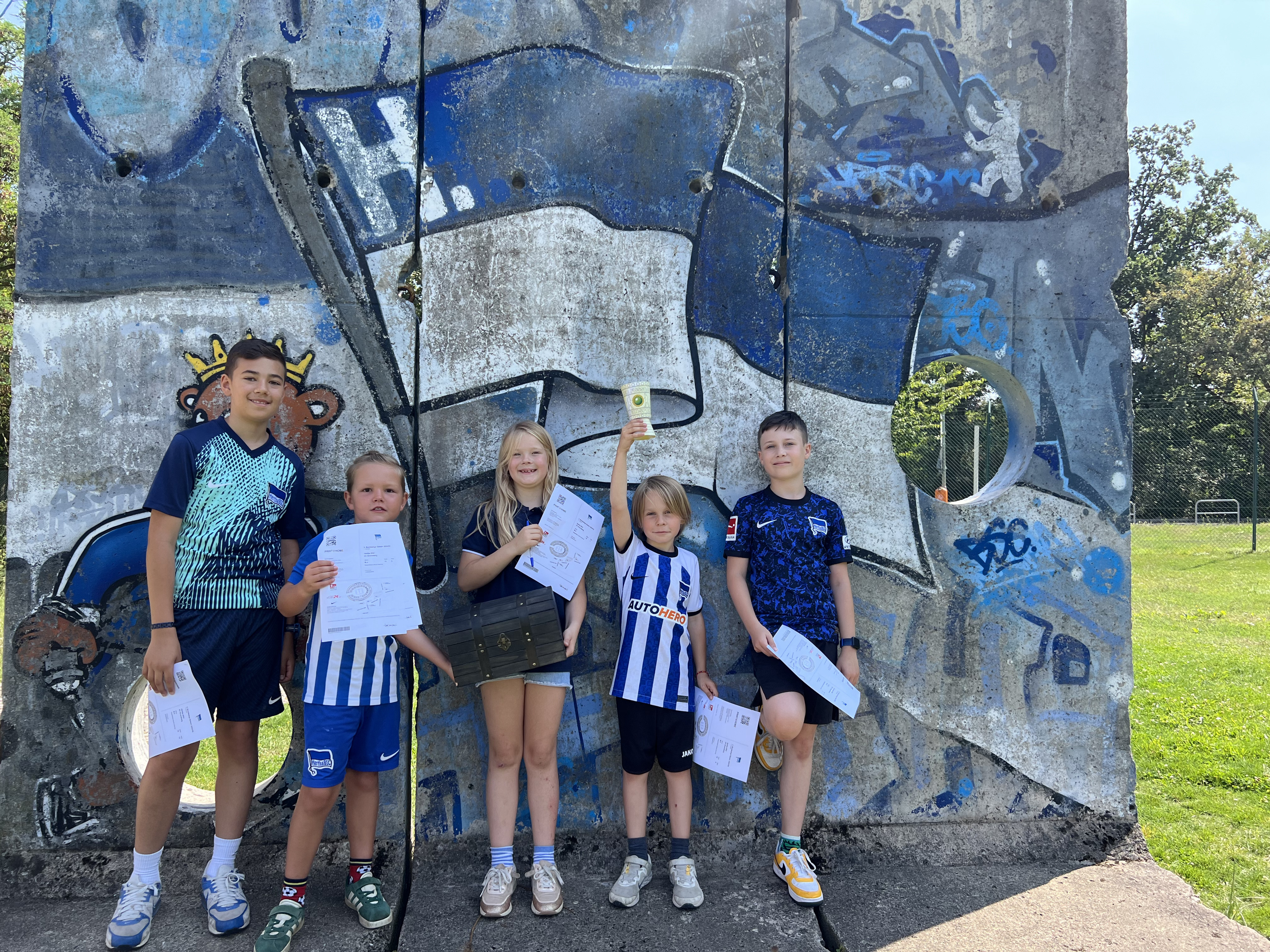 Junge Hertha-Fans vor dem Mauerstück an der Geschäftsstelle.